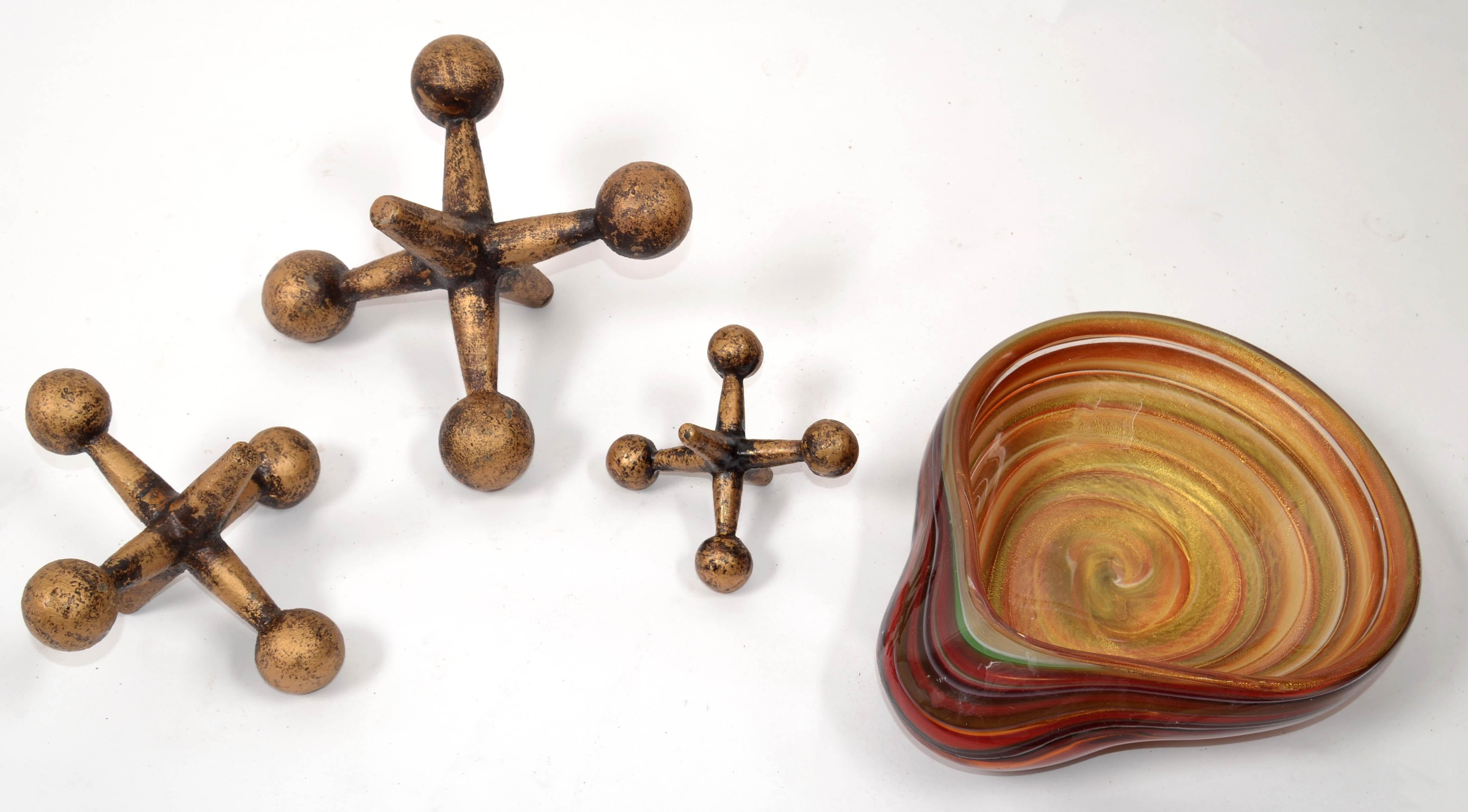 XX secolo Set di 3 sculture di Jacks in ghisa rifinite in bronzo dorato Bill Curry Atomic Age in vendita