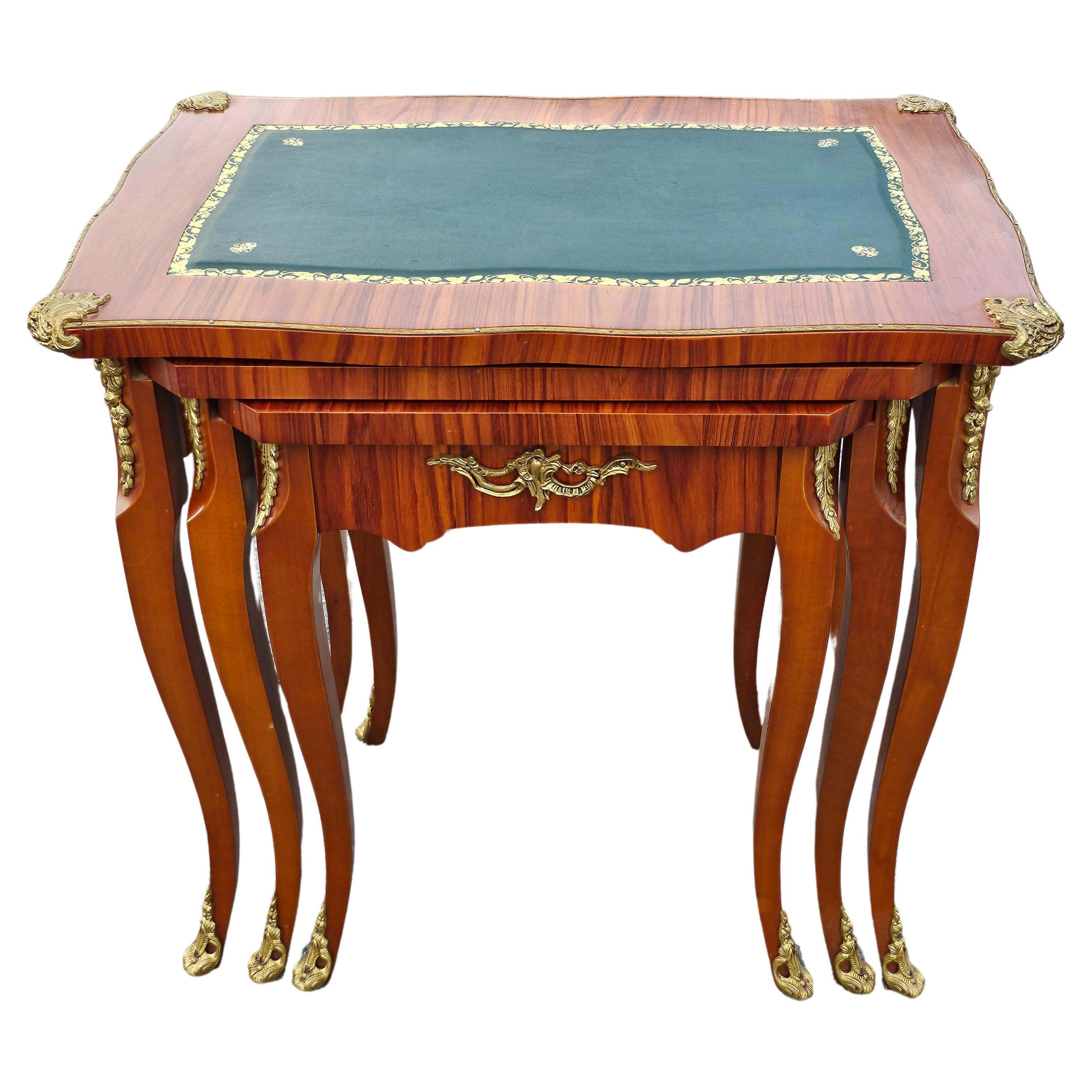 Ensemble de 3 tables gigognes italiennes Louis XV en bronze doré et cuir inséré