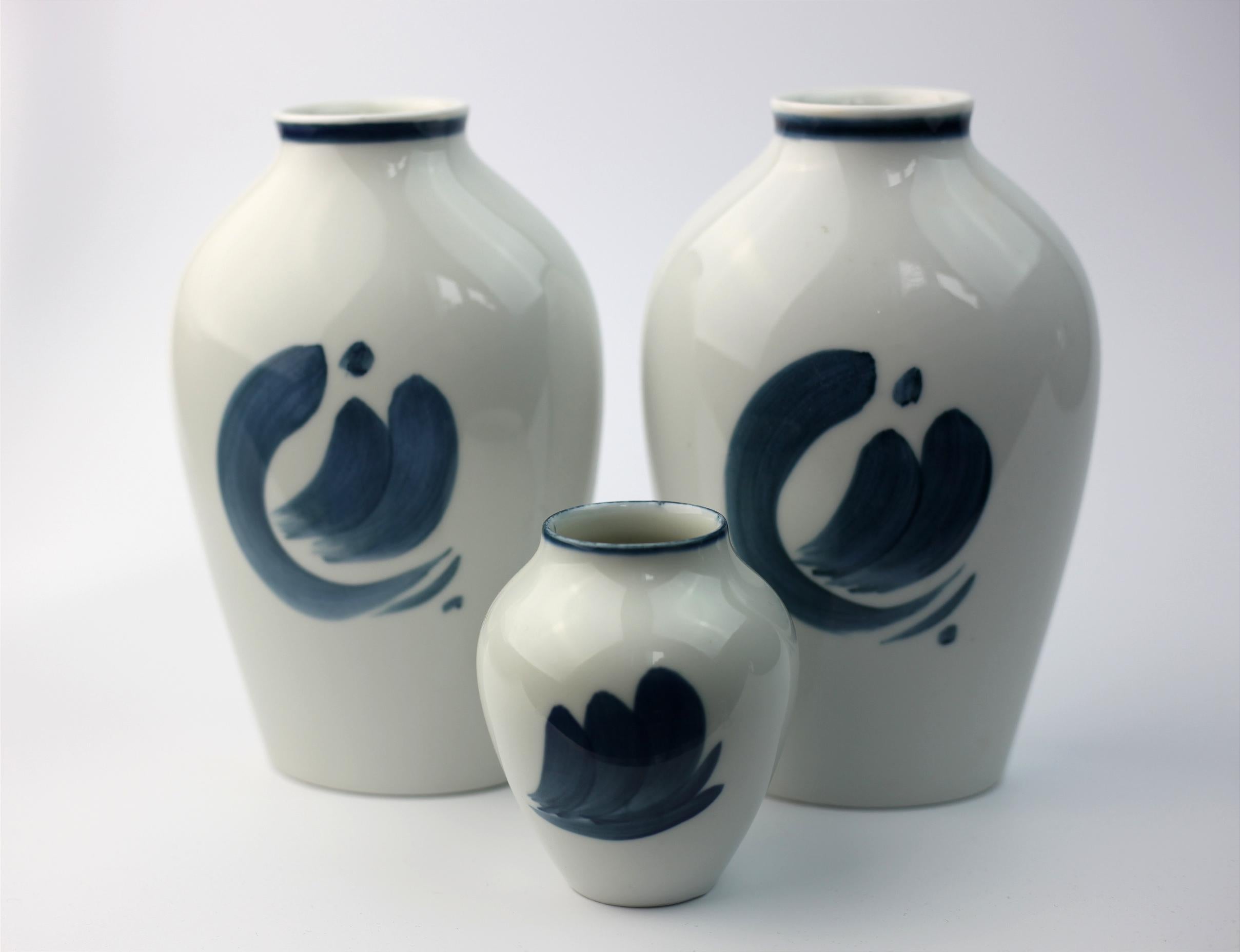 Ensemble de 3 vases Bing & Grøndahl Peinture abstraite à la main

Bing & Grøndahl est une manufacture danoise de verre et de porcelaine fondée en 1856.
En 1987, la société a fusionné avec la société danoise Royal Porcelain Factory et est devenue