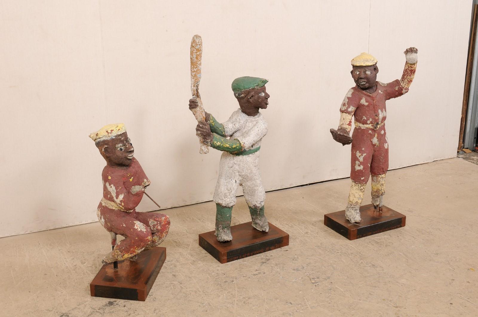 Diese Sammlung von drei schwarzen Americana-Baseballfiguren aus den 1930er bis 1940er Jahren wird dem Volkskünstler Control Valadez aus San Antonio zugeschrieben. Das Set schwarzer Erinnerungsstücke, das auch als Black Americana bezeichnet wird,