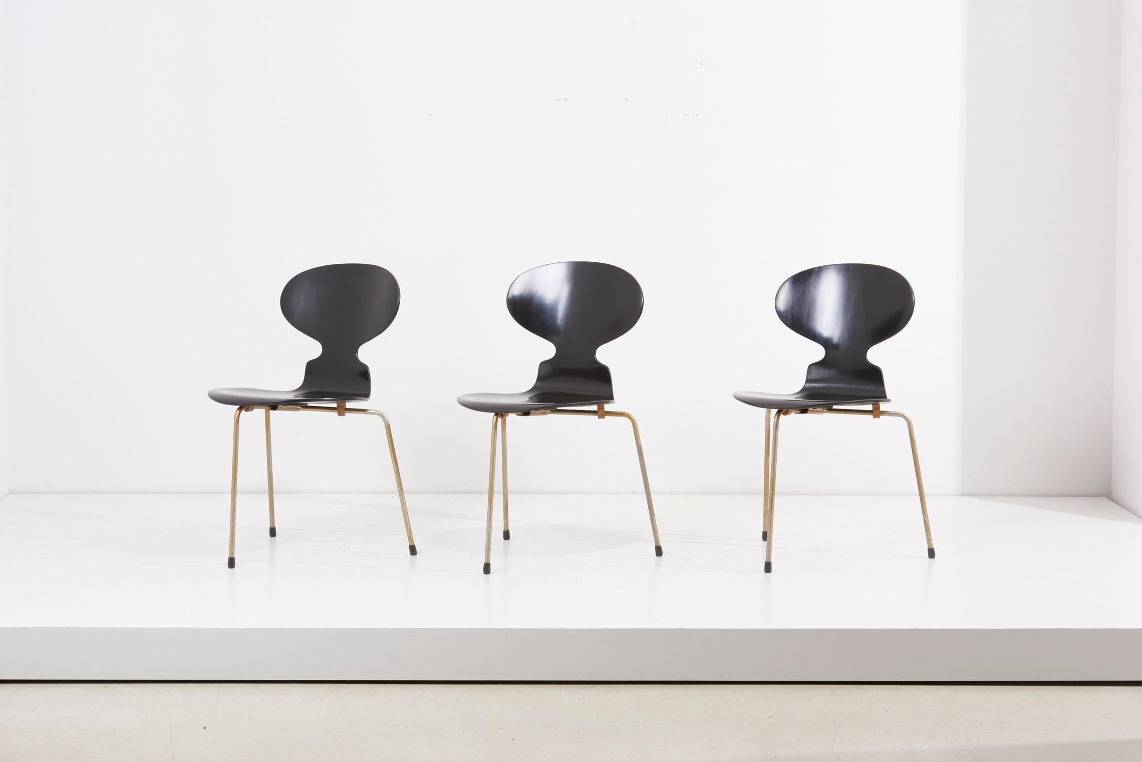 Satz von 3 Ess- oder Beistellstühlen, entworfen vom dänischen Designer Arne Jacobsen, hergestellt von Fritz Hansen. Bitte beachten Sie, dass die Stühle aus einer frühen Produktion stammen und einige Alters- und Gebrauchsspuren aufweisen.
   