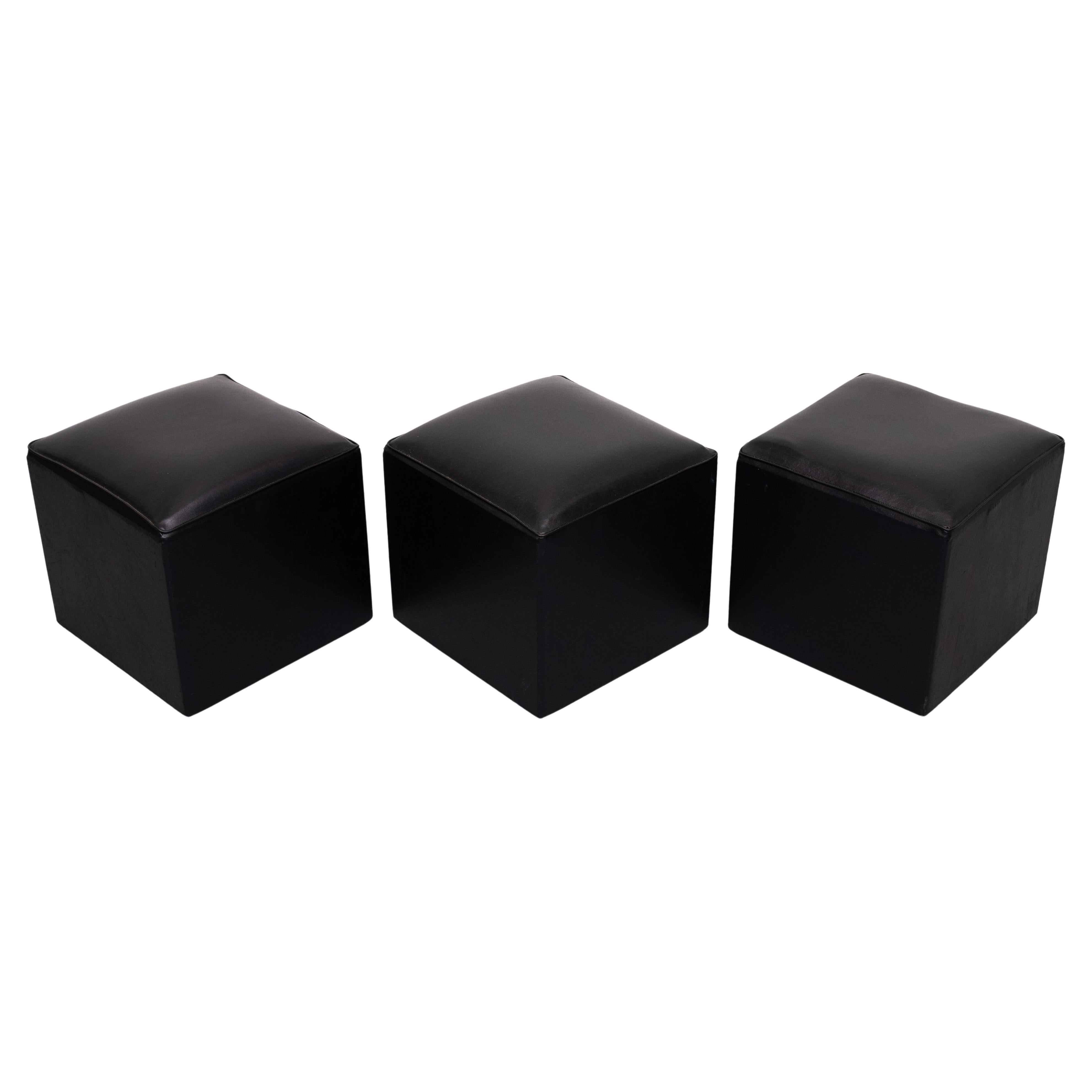juego de 3 otomanas cubo de piel sintética negra años 60 Holanda Moderno de mediados de siglo en venta