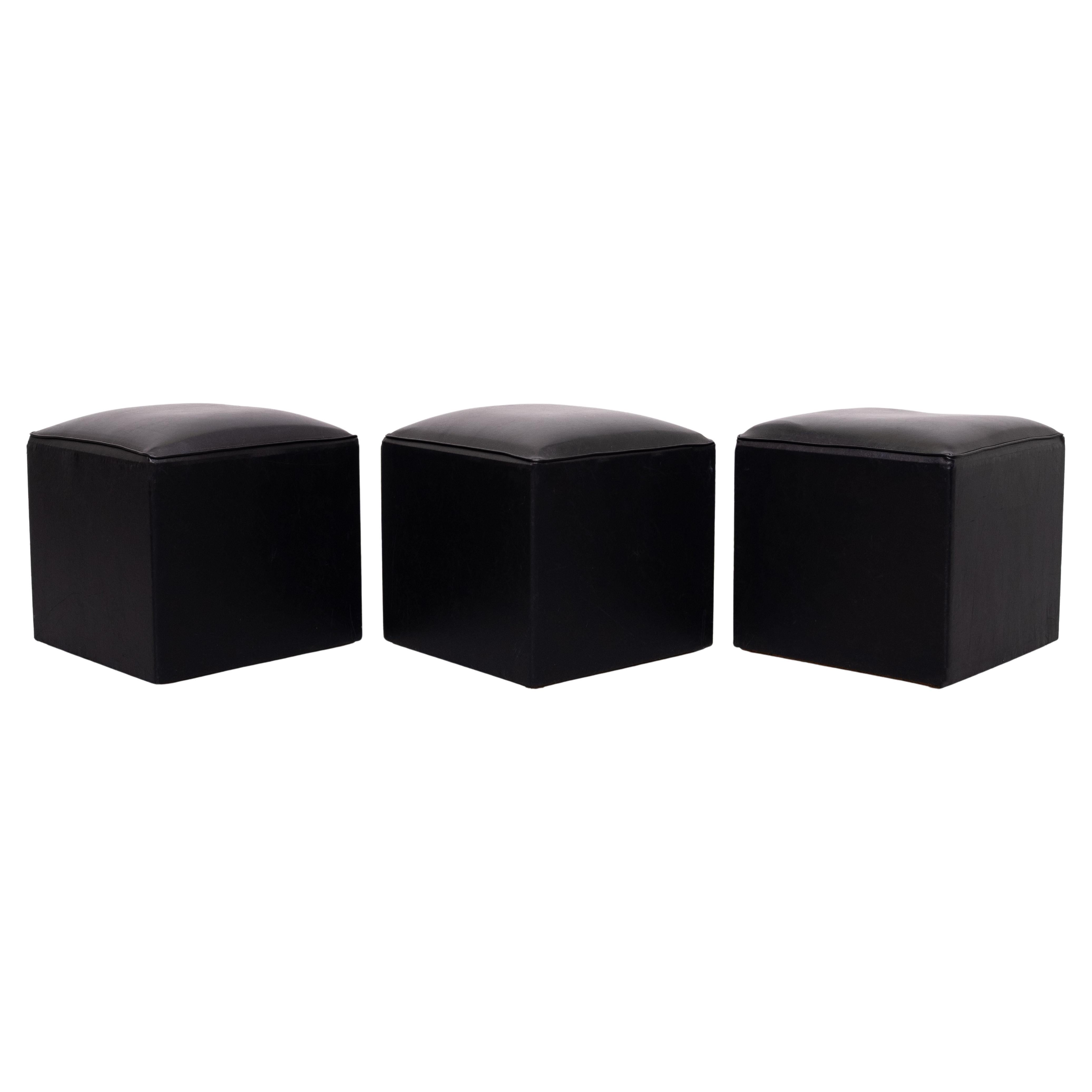 juego de 3 otomanas cubo de piel sintética negra años 60 Holanda en Bueno estado para la venta en Den Haag, NL