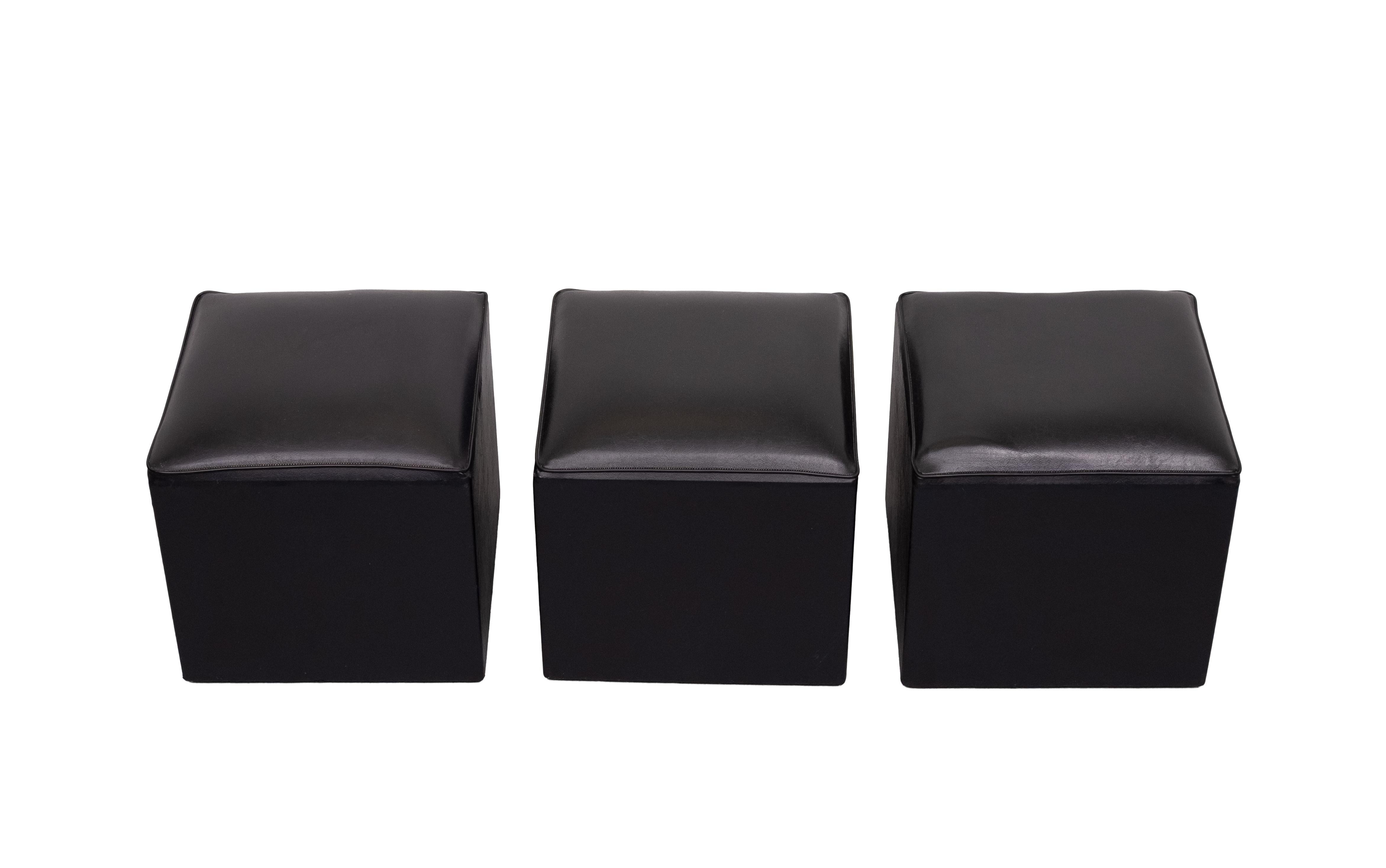 juego de 3 otomanas cubo de piel sintética negra años 60 Holanda mediados del siglo XX en venta