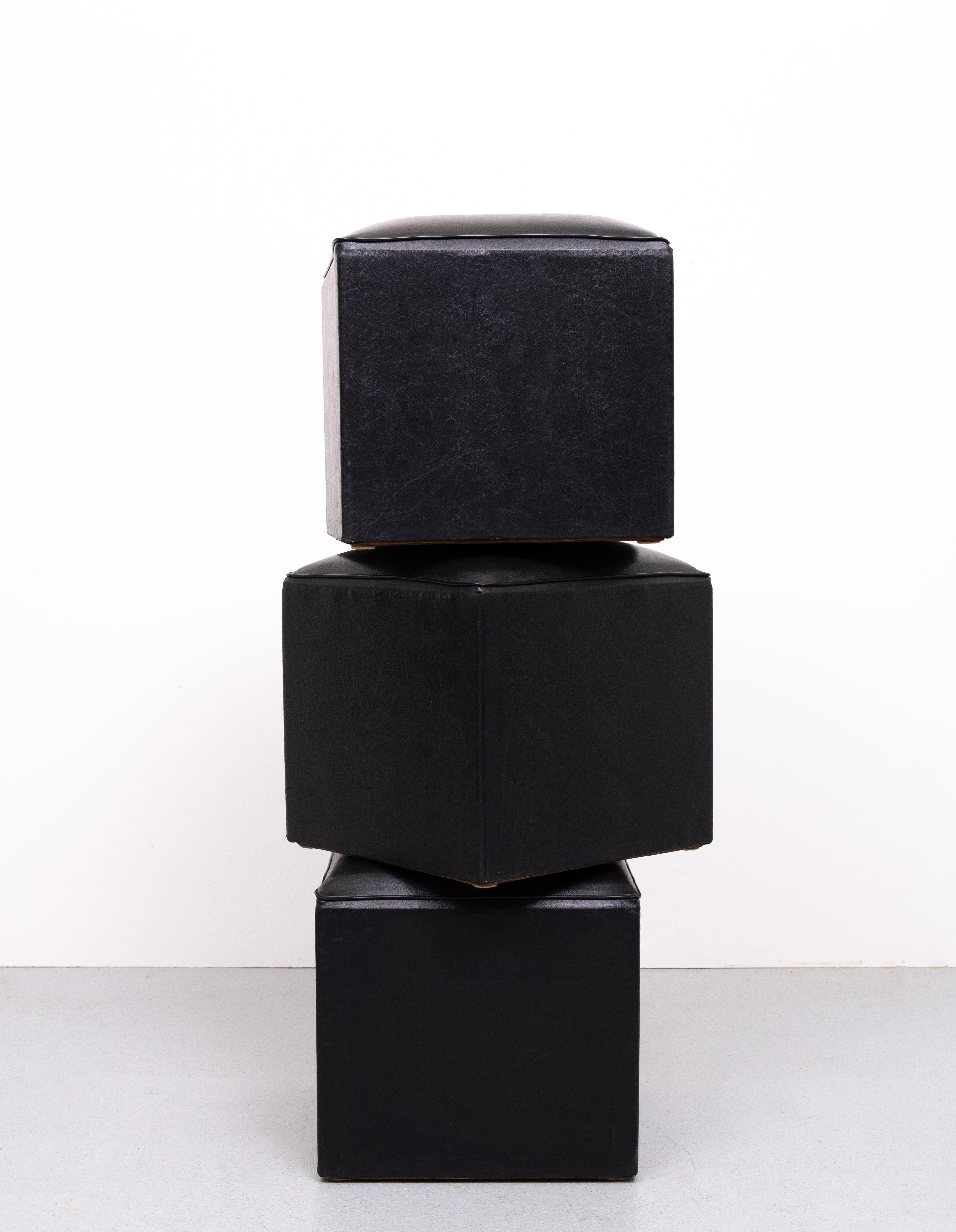 juego de 3 otomanas cubo de piel sintética negra años 60 Holanda cuero de imitación en venta