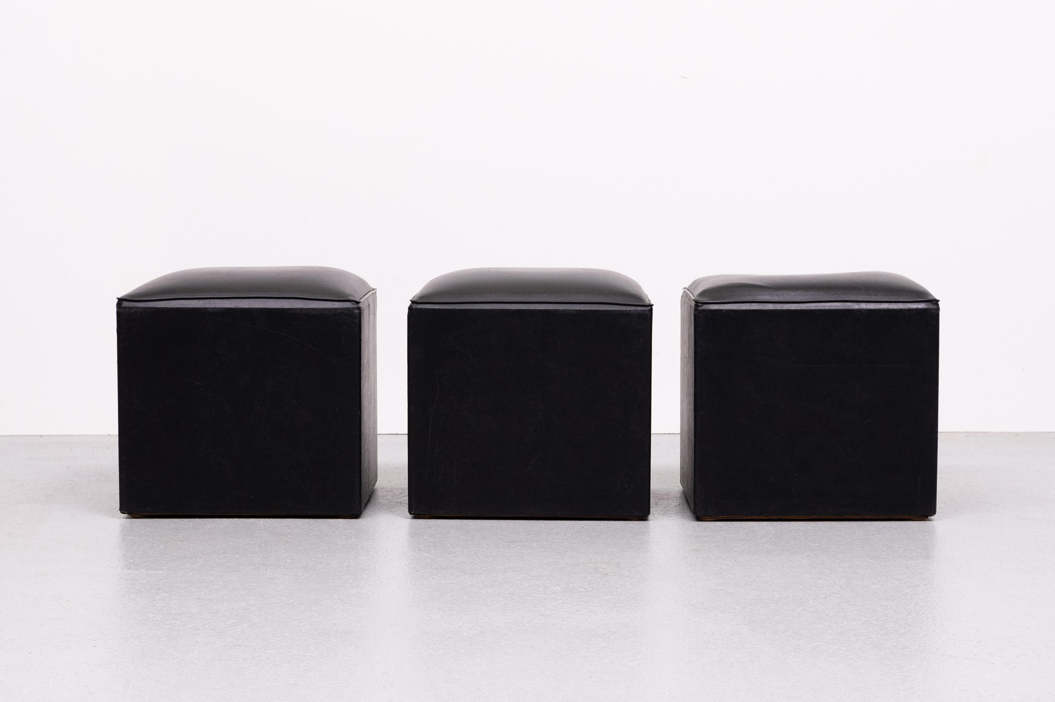 juego de 3 otomanas cubo de piel sintética negra años 60 Holanda en venta 1