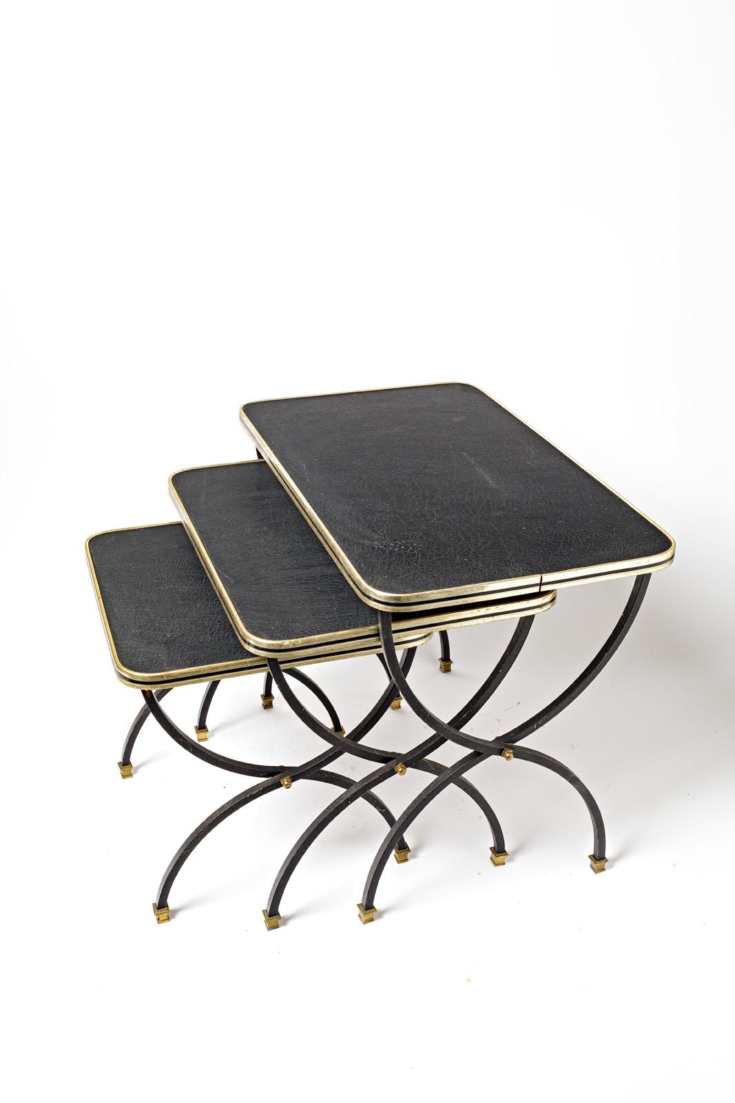 Mid-Century Modern Ensemble de 3 tables basses de canapé noires Design du 20ème siècle dans le style de Jacques Adnet en vente