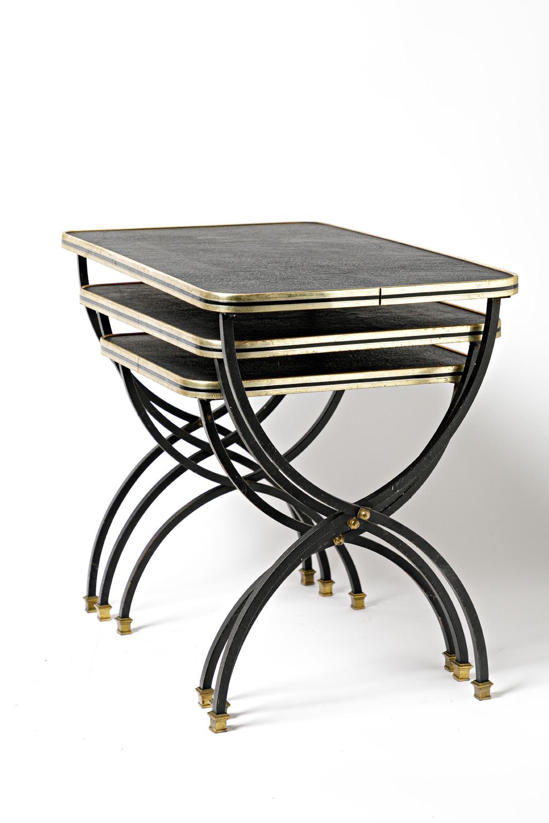 Français Ensemble de 3 tables basses de canapé noires Design du 20ème siècle dans le style de Jacques Adnet en vente