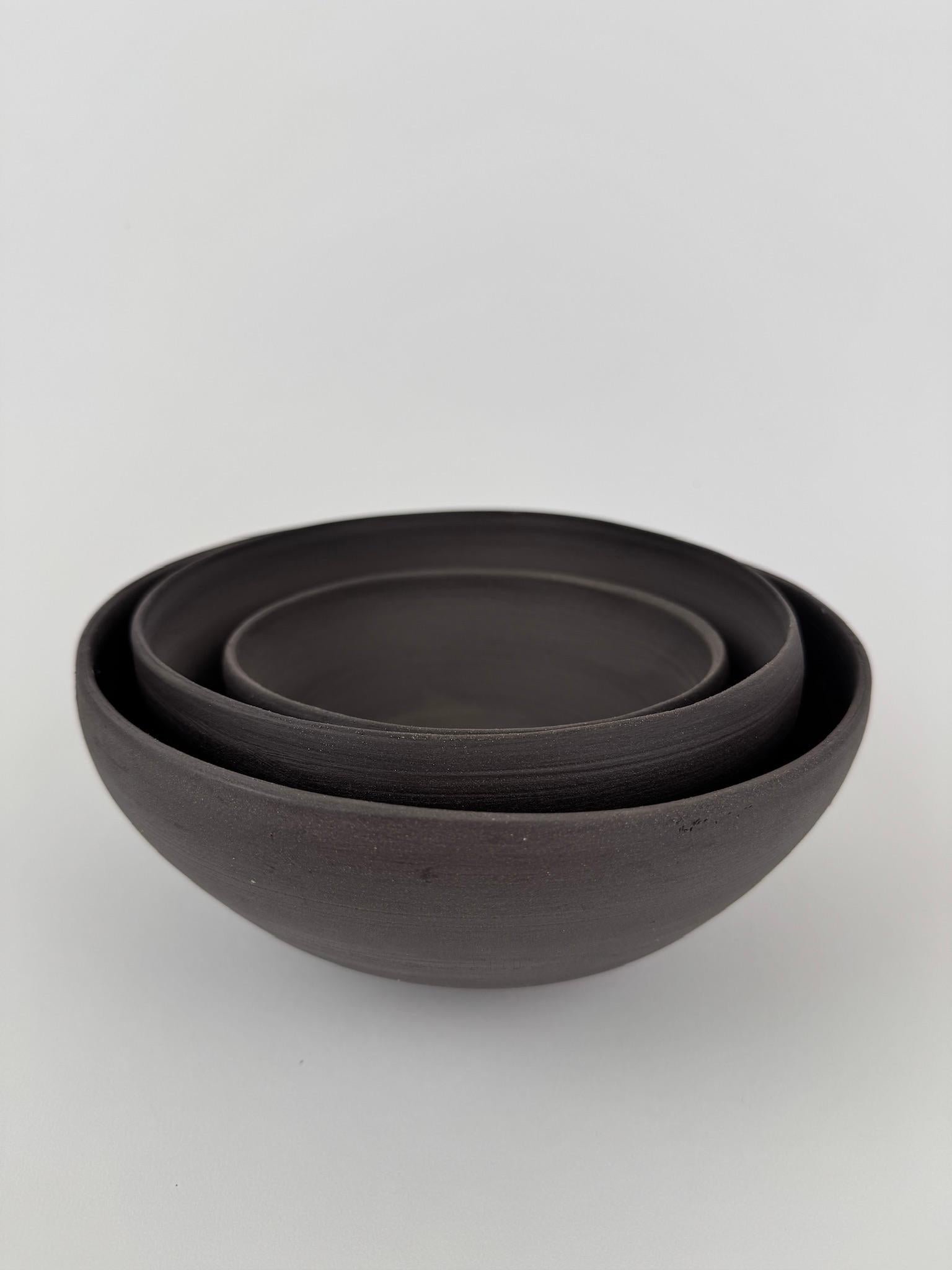 Cuencos nido minimalistas de cerámica negra - Juego Wabi-Sabi moderno hecho a mano Gres en venta