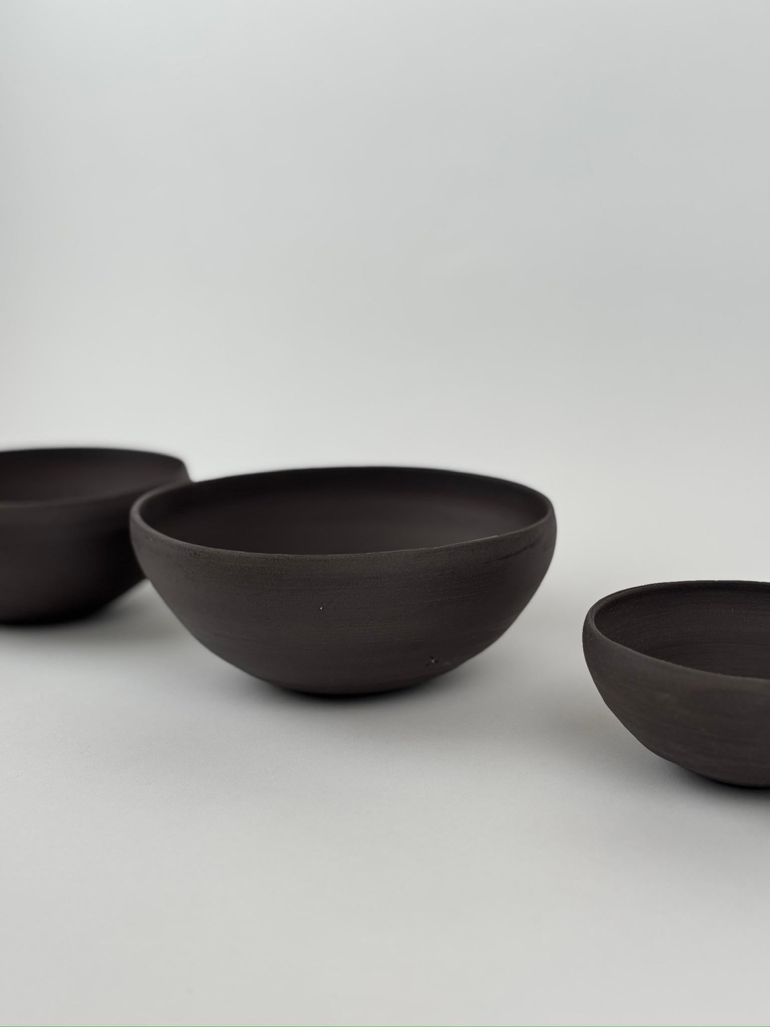 Cuencos nido minimalistas de cerámica negra - Juego Wabi-Sabi moderno hecho a mano en Nuevo estado para la venta en Joniskio rajonas, LT