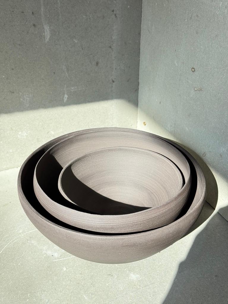 Cuencos nido minimalistas de cerámica negra - Juego Wabi-Sabi moderno hecho a mano Minimalista en venta