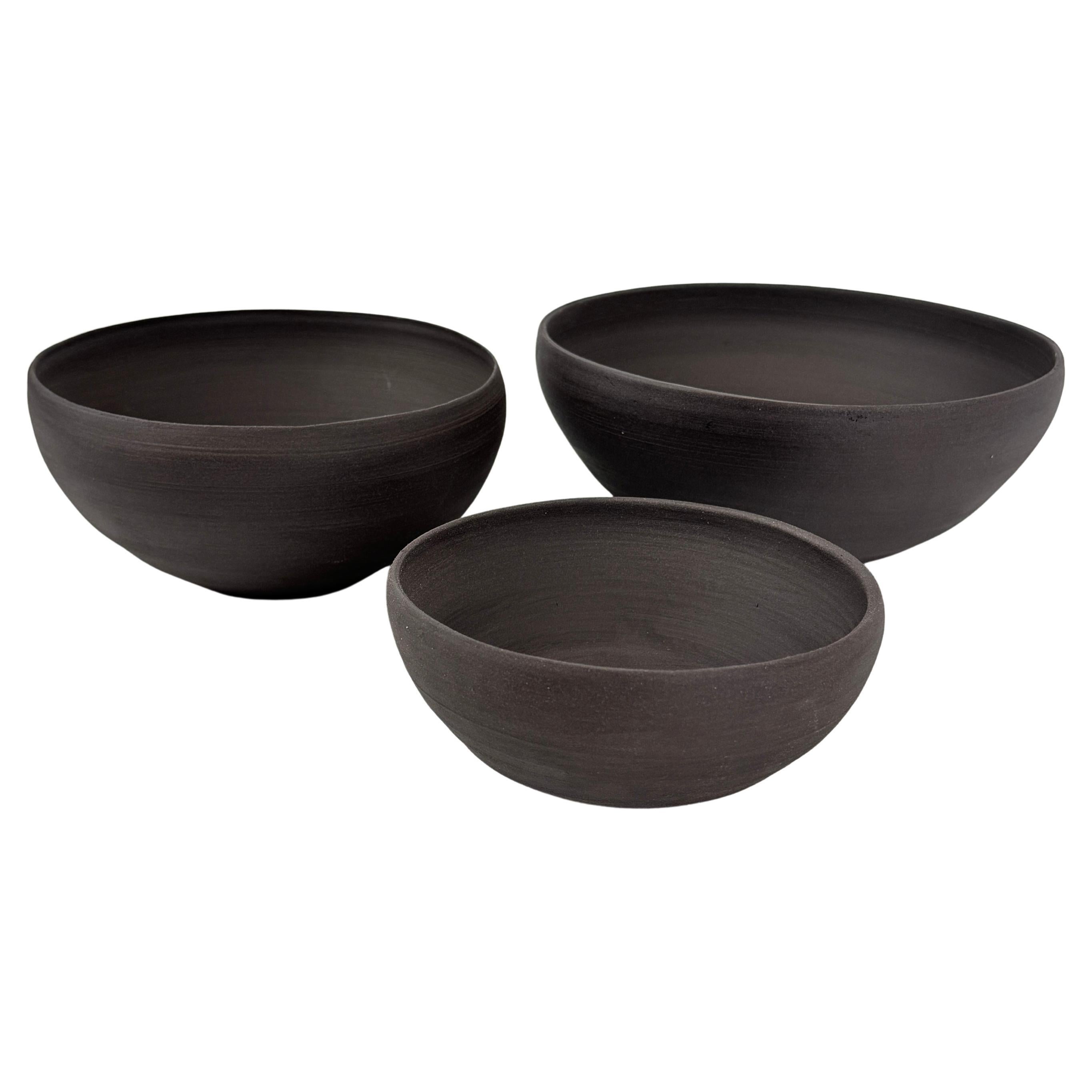 Cuencos nido minimalistas de cerámica negra - Juego Wabi-Sabi moderno hecho a mano en venta
