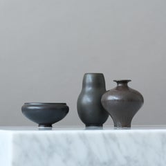 Set di 3 miniature in gres nero di Gunnar Nylund. Rörstrand, Svezia, anni Cinquanta.