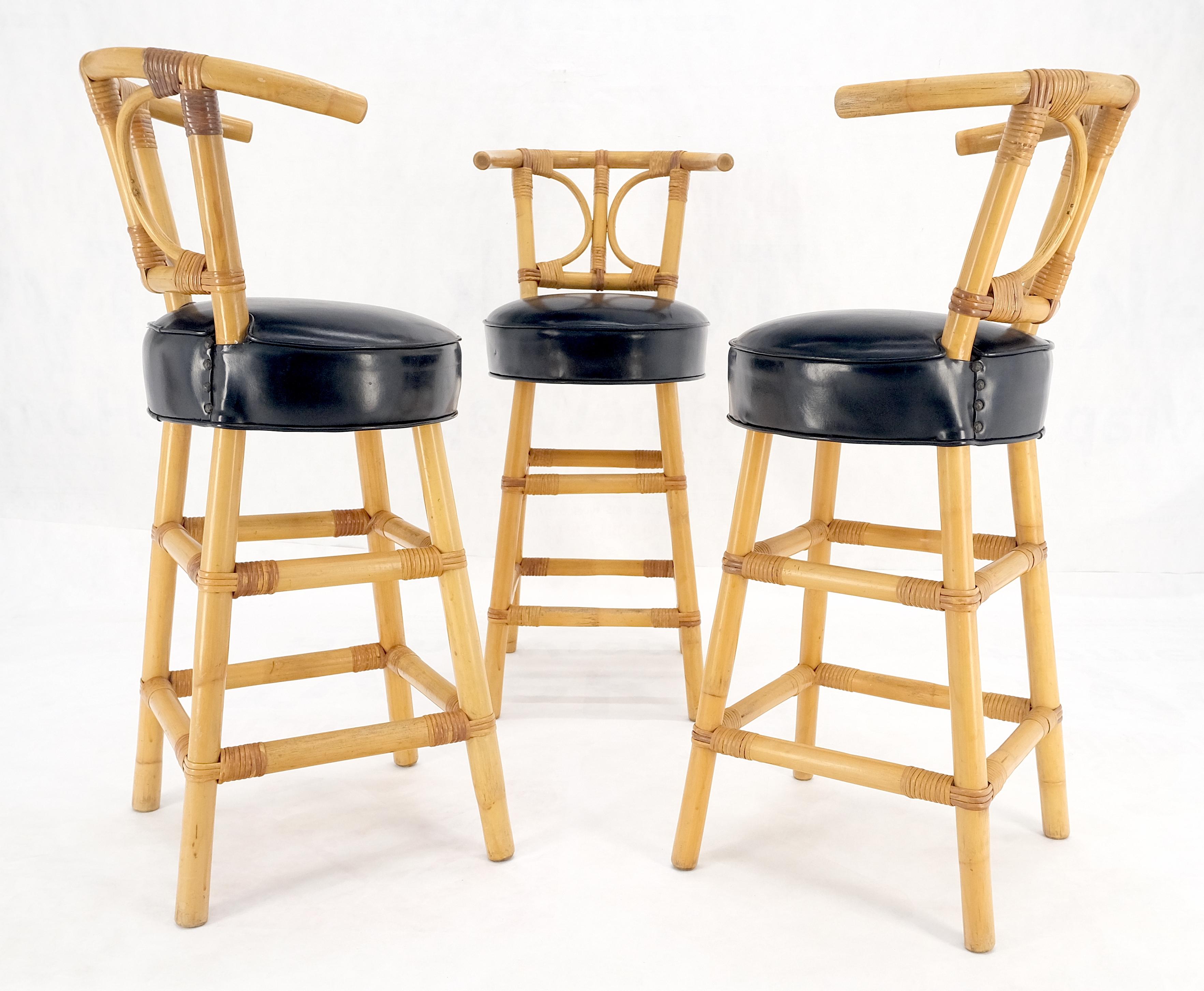 Américain Lot de 3 tabourets de bar en bambou recouvert de vinyle noir Modernity MINT en vente