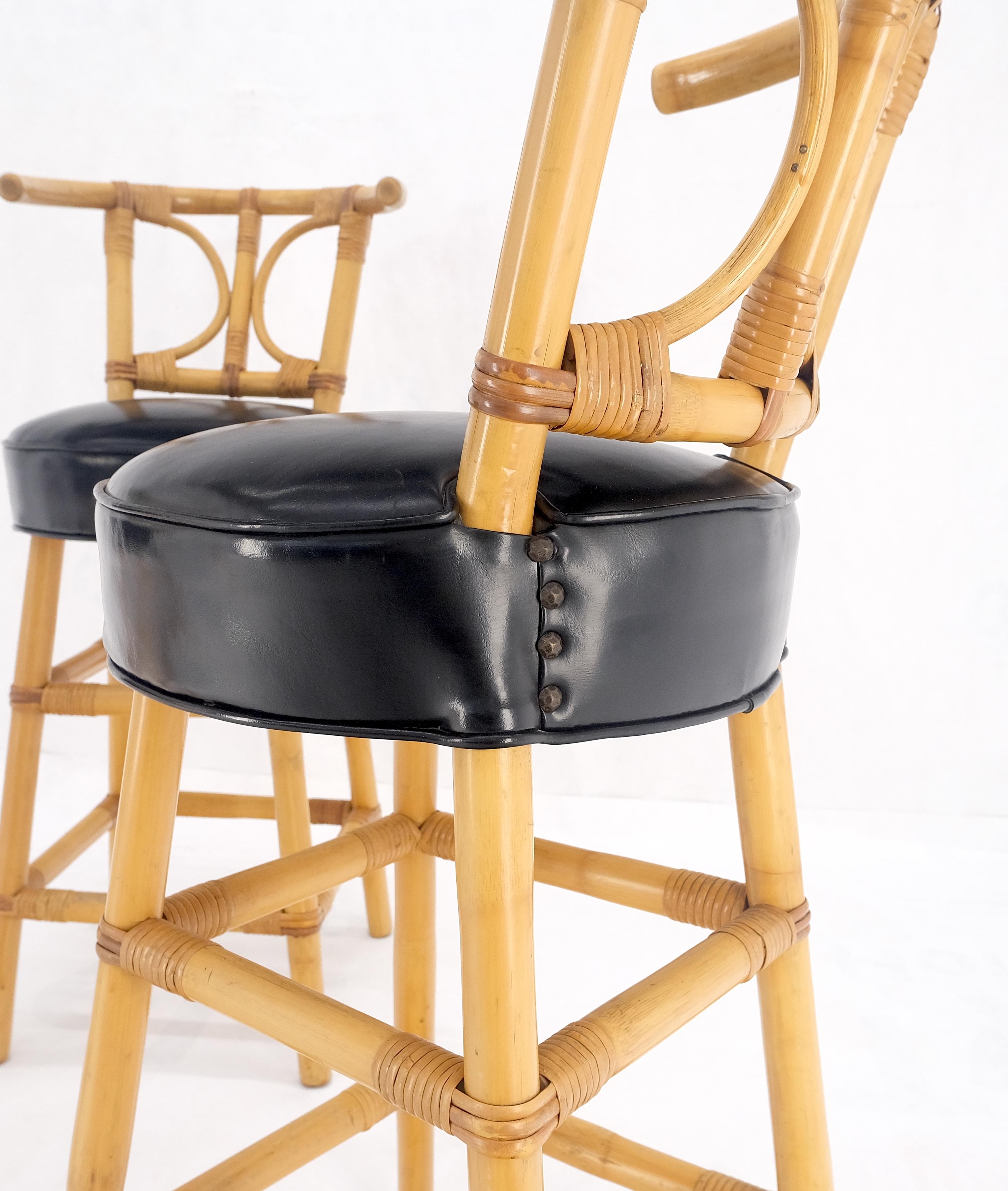 20ième siècle Lot de 3 tabourets de bar en bambou recouvert de vinyle noir Modernity MINT en vente