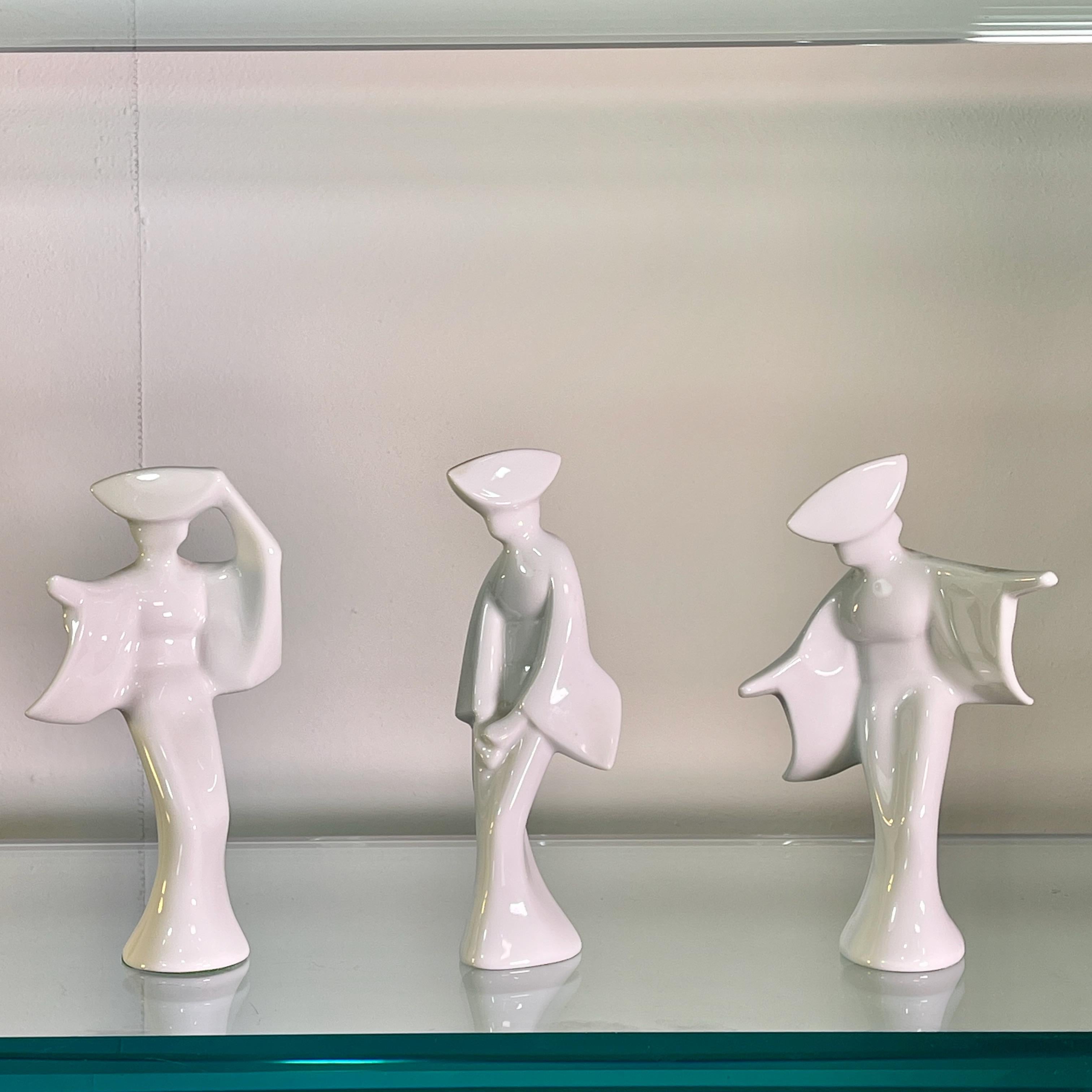 Ensemble de trois danseuses du festival Awa Odori en porcelaine blanche portant un kimono et un chapeau en bambou amigasa. Souvent confondues avec les geishas.

Figures dansantes créées par Keiten Takahashi (japonais, 1920-2009) lors du festival Awa