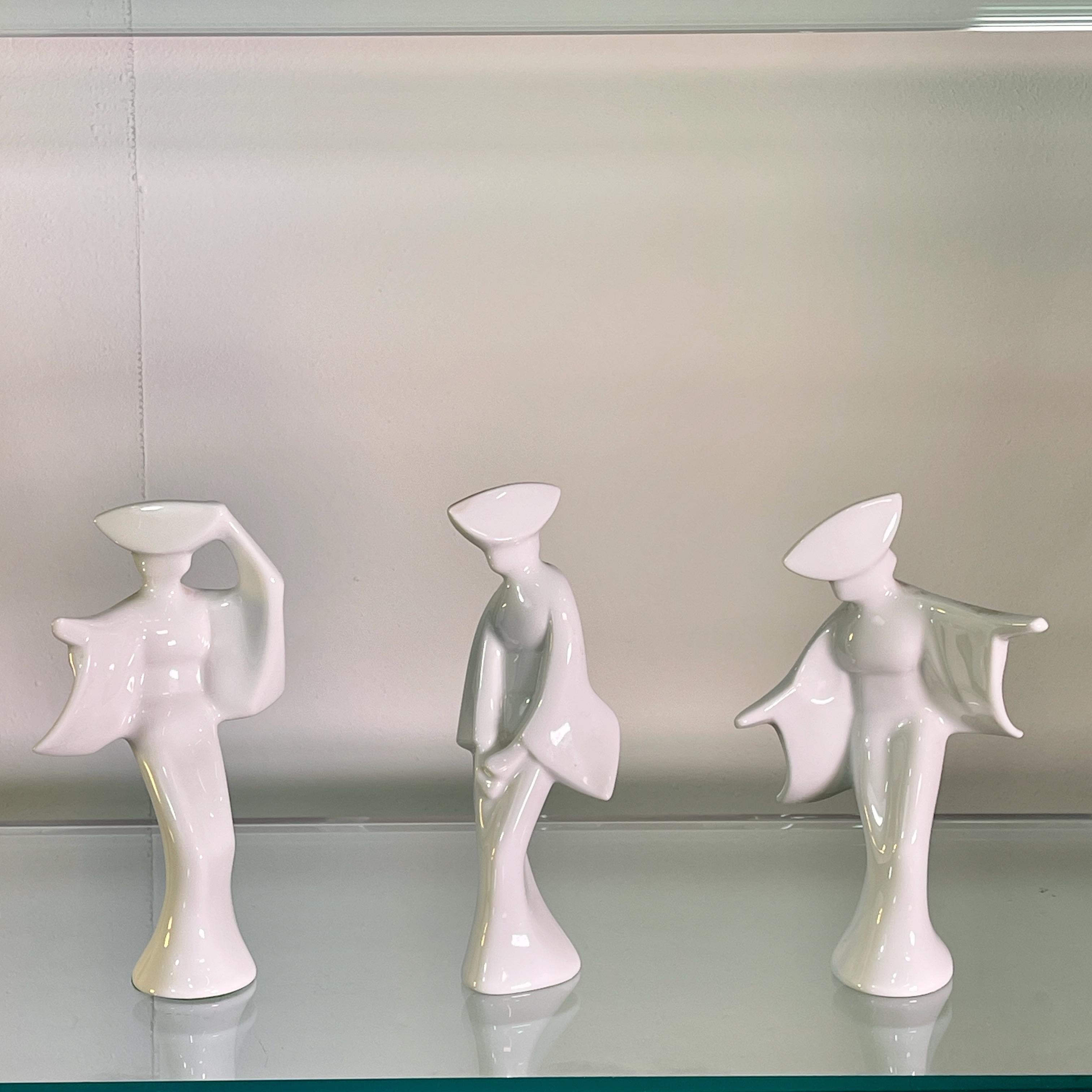 Brutalisme Ensemble de 3 figurines Blanc de Chine Awa Odori en vente