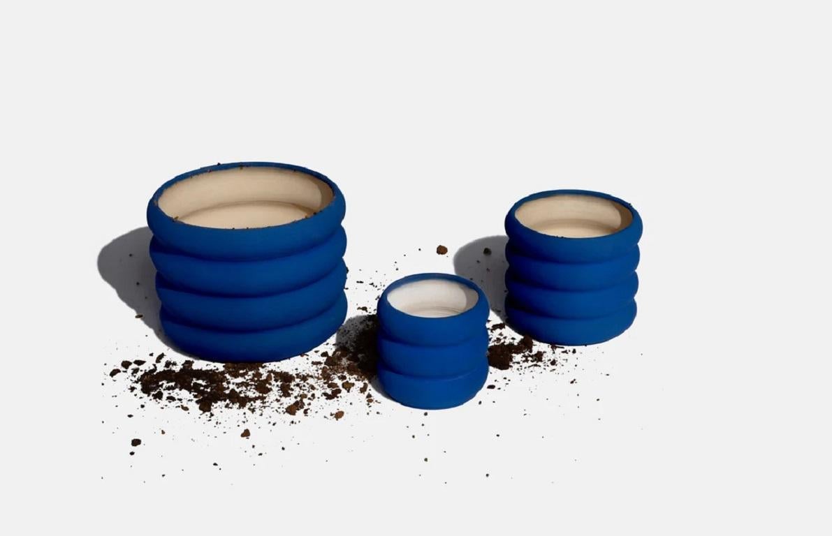 Moderne Ensemble de 3 jardinières en céramique bleue de Hatsu en vente