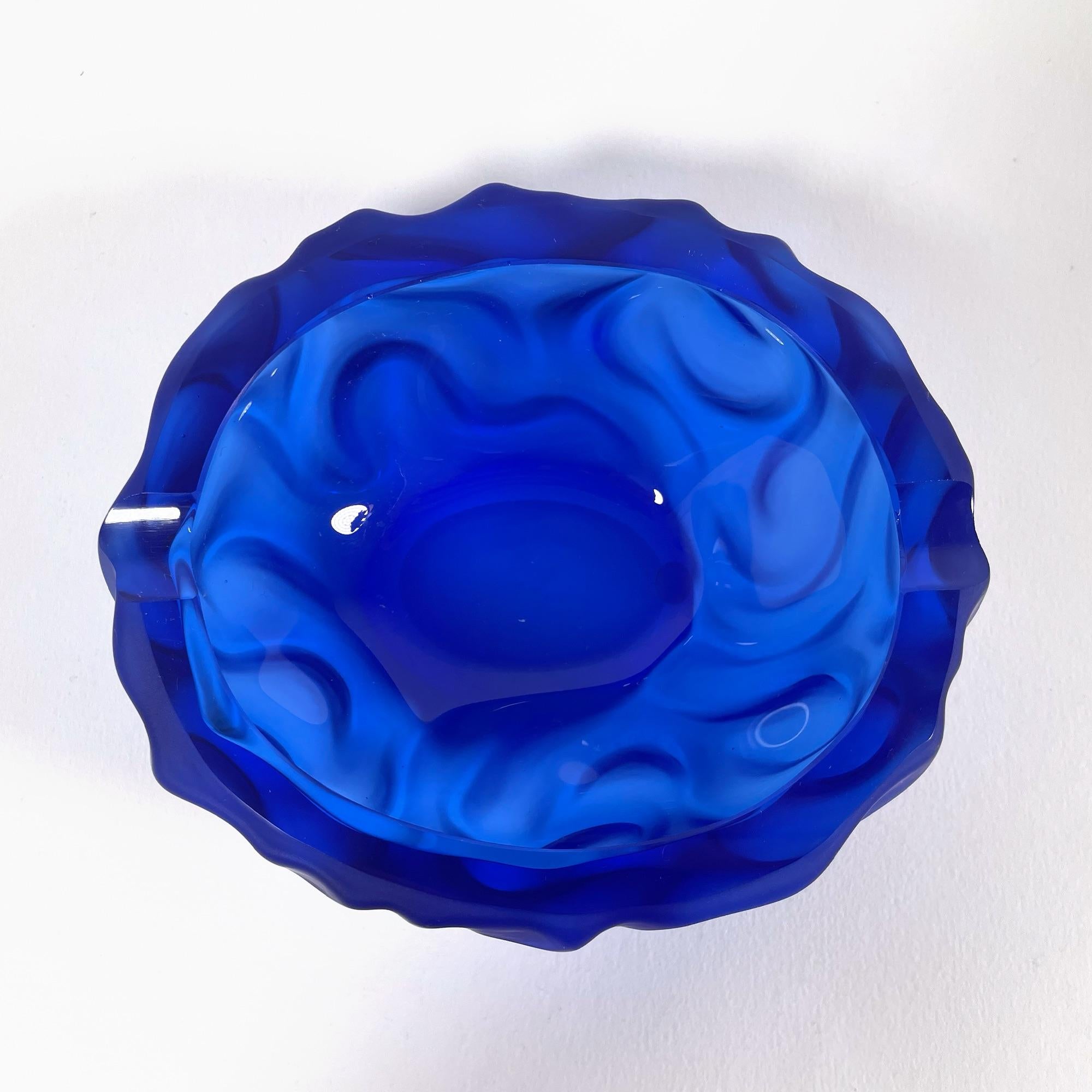 20ième siècle Ensemble de 3 cendriers en cristal bleu de style Daum des années 1970-1980 en vente
