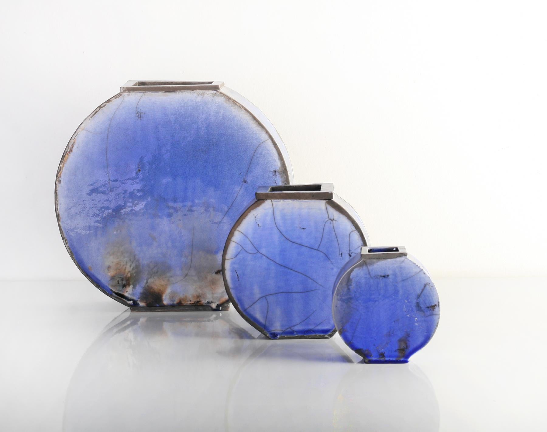 Satz von 3 blauen Vasen von Doa Ceramics
Abmessungen: 
Klein 3,5