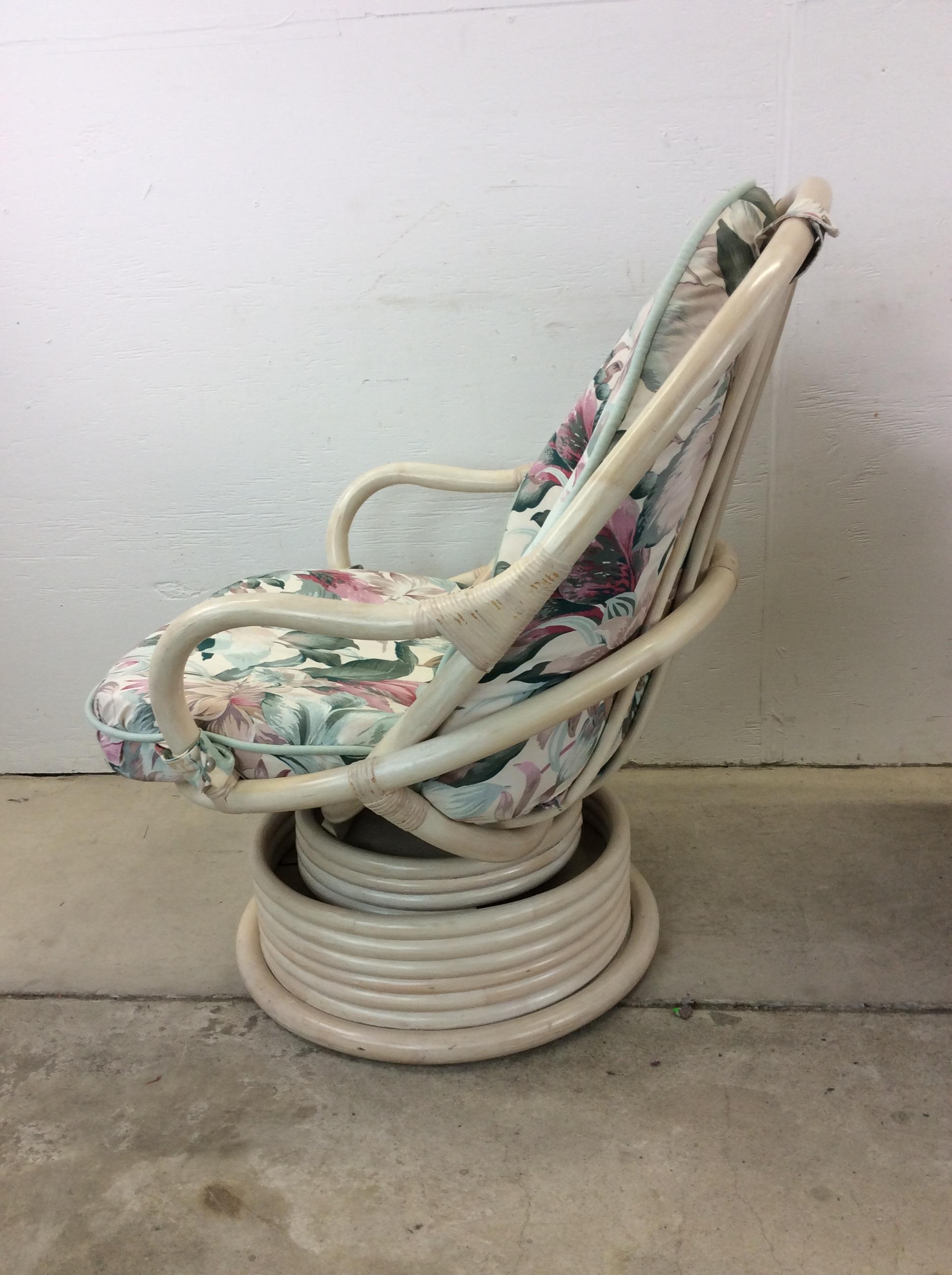 Ensemble de 3 chaises longues en rotin vintage Boho Chic avec base pivotante en vente 12