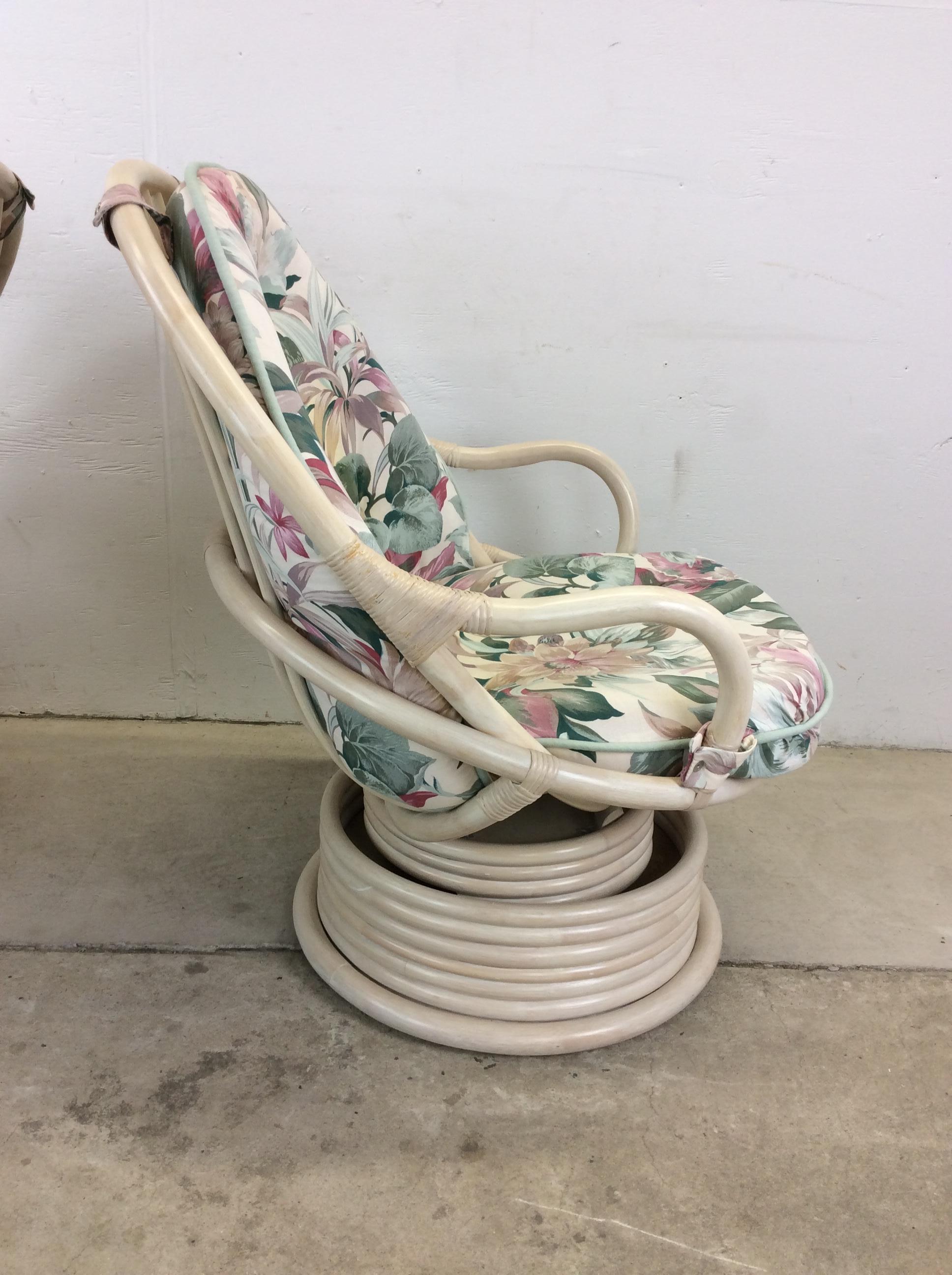 Ensemble de 3 chaises longues en rotin vintage Boho Chic avec base pivotante en vente 13