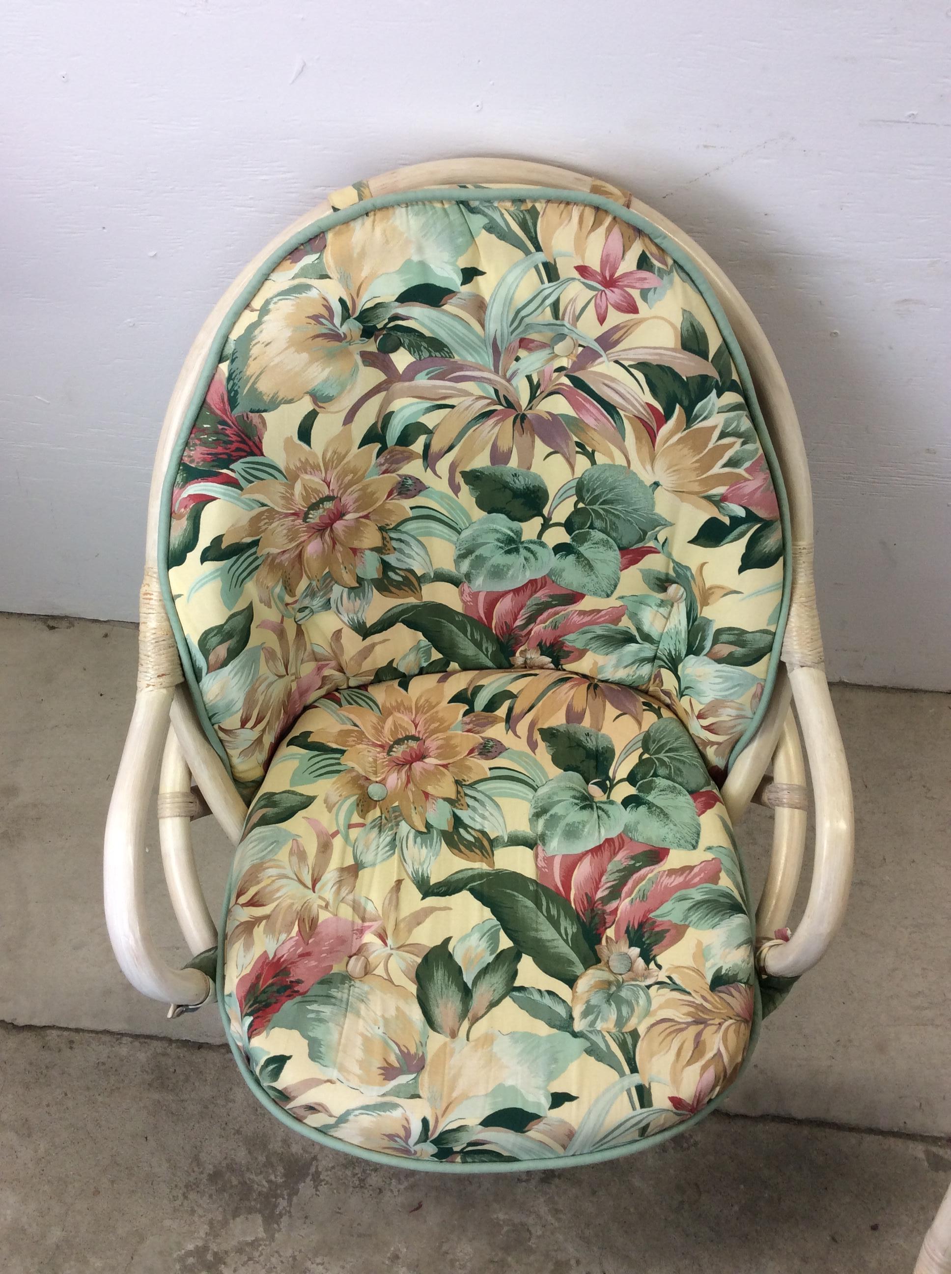 20ième siècle Ensemble de 3 chaises longues en rotin vintage Boho Chic avec base pivotante en vente