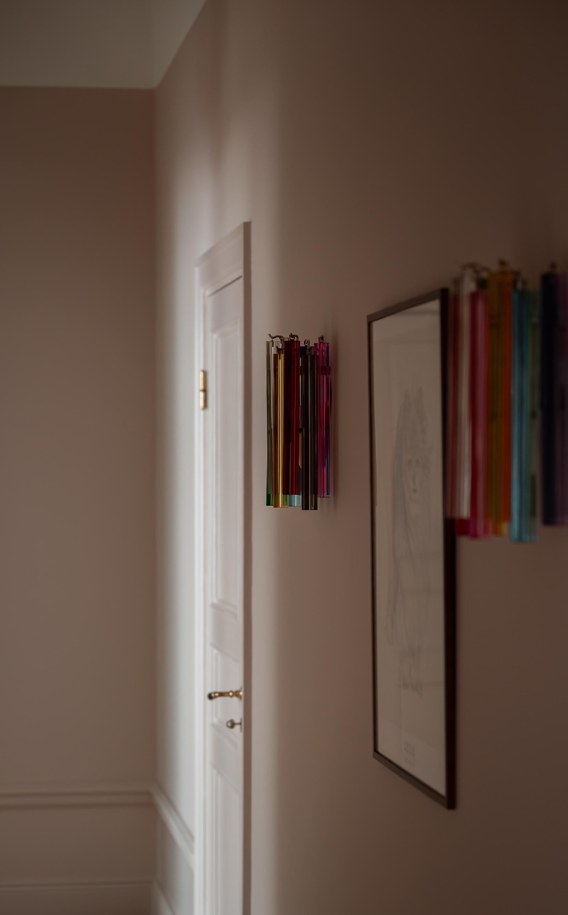 Juego de 3 lámparas de pared de Murano de colores Tutti-Frutti, cada lámpara consta de ocho prismas de cristal de colores y un prisma de cristal transparente, con acabados y herrajes cromados. Vidrio del distrito italiano de Murano. Estilo