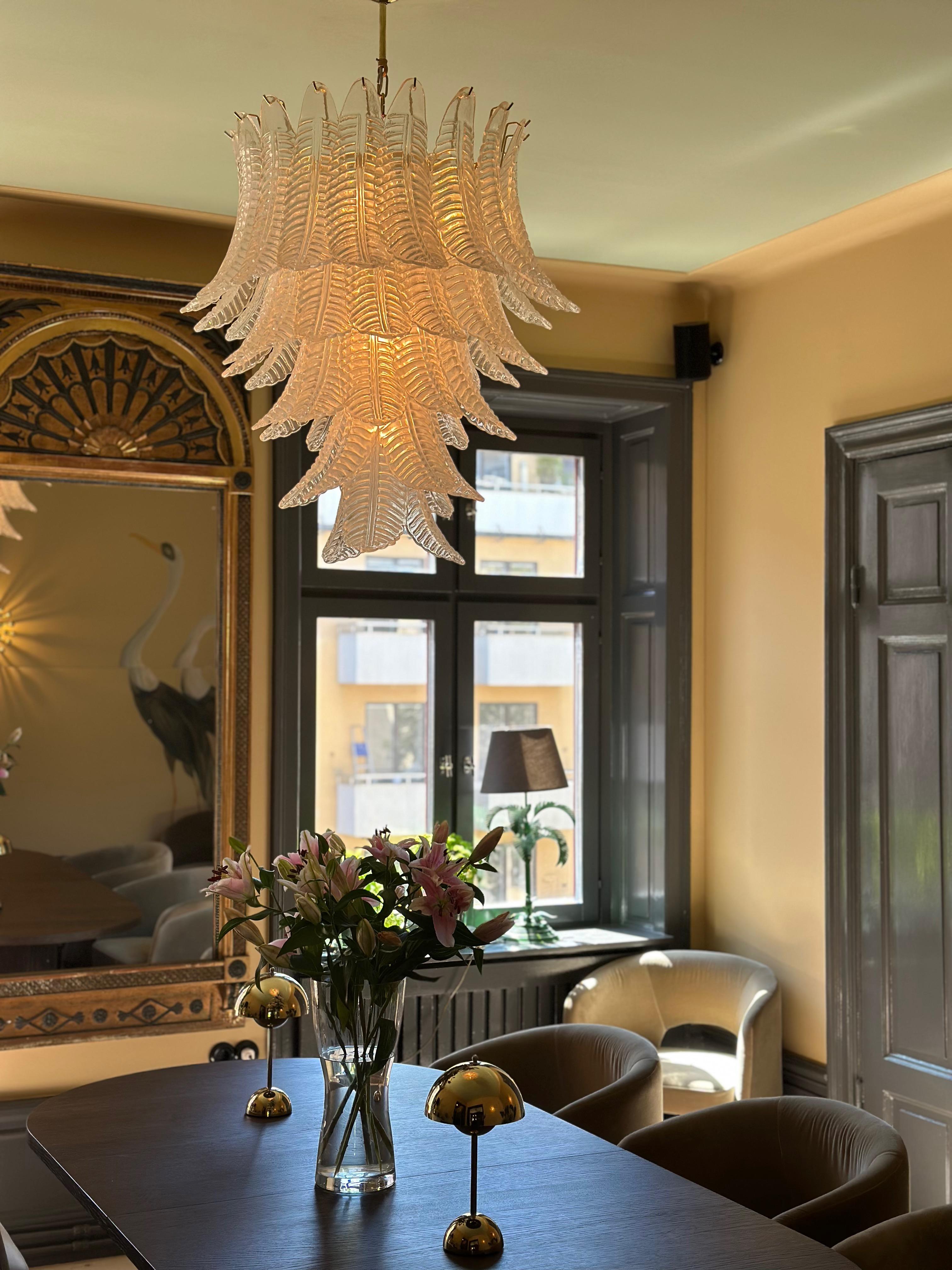 Ensemble de 3 grands lustres de Murano audacieux avec prismes en verre de cuir et structure en laiton en vente 3