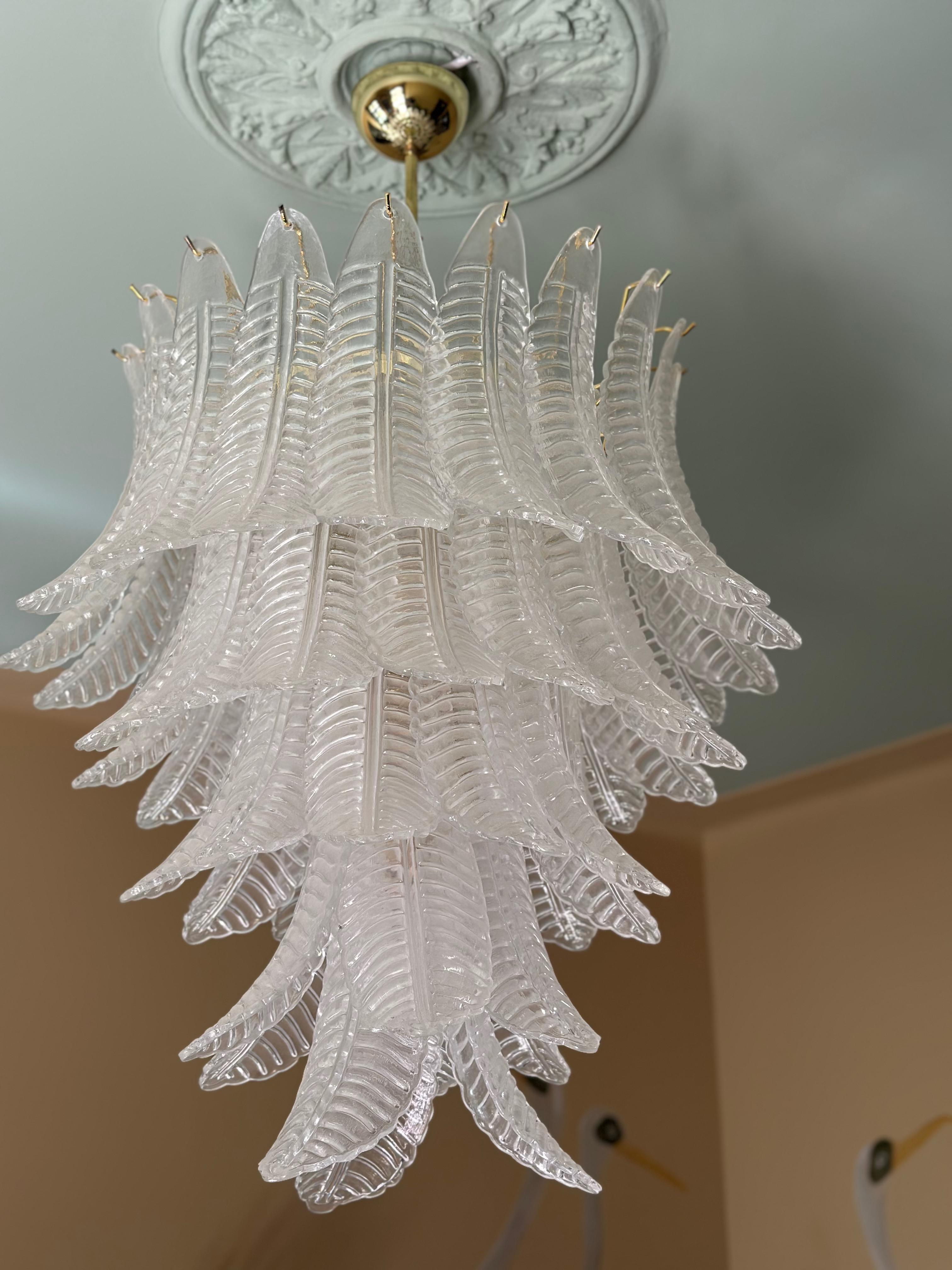 Ensemble de trois grands lustres éclectiques contemporains de Murano avec une structure de lampe en laiton poli. Lustres dans le style traditionnel italien du milieu du siècle et produits au cours du 21ème siècle. Le lustre est composé de 52 prismes