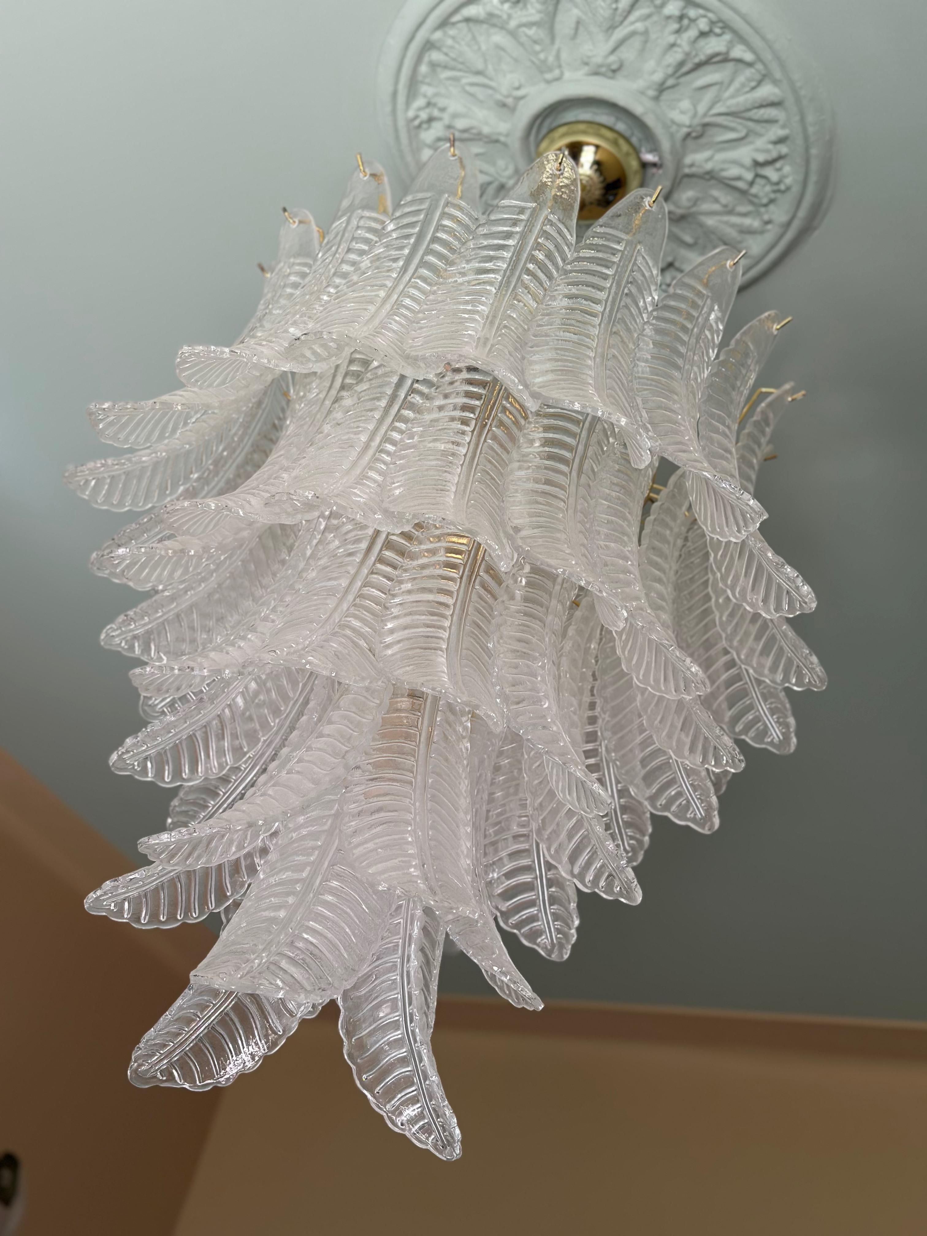 Mid-Century Modern Ensemble de 3 grands lustres de Murano audacieux avec prismes en verre de cuir et structure en laiton en vente