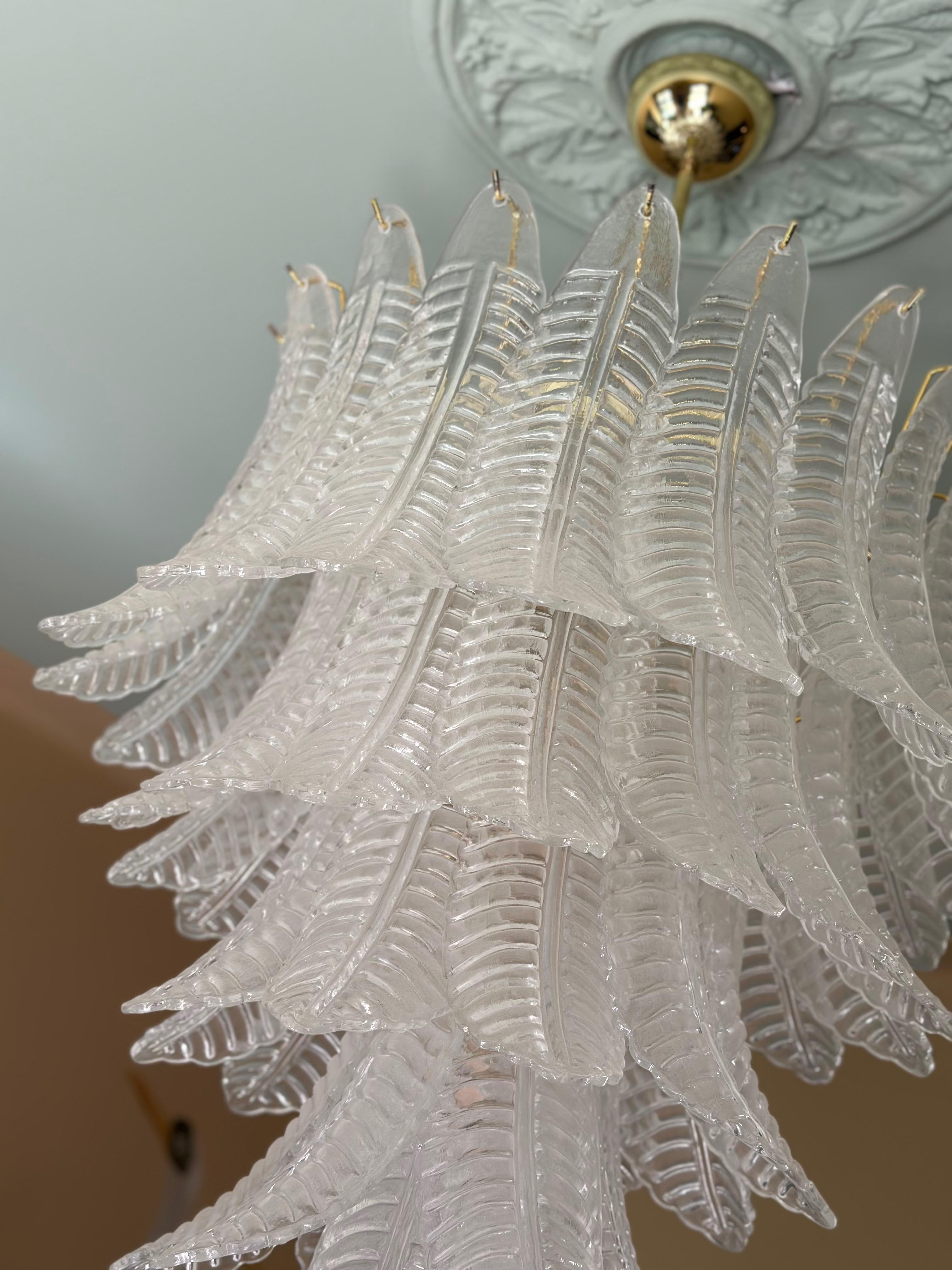 italien Ensemble de 3 grands lustres de Murano audacieux avec prismes en verre de cuir et structure en laiton en vente