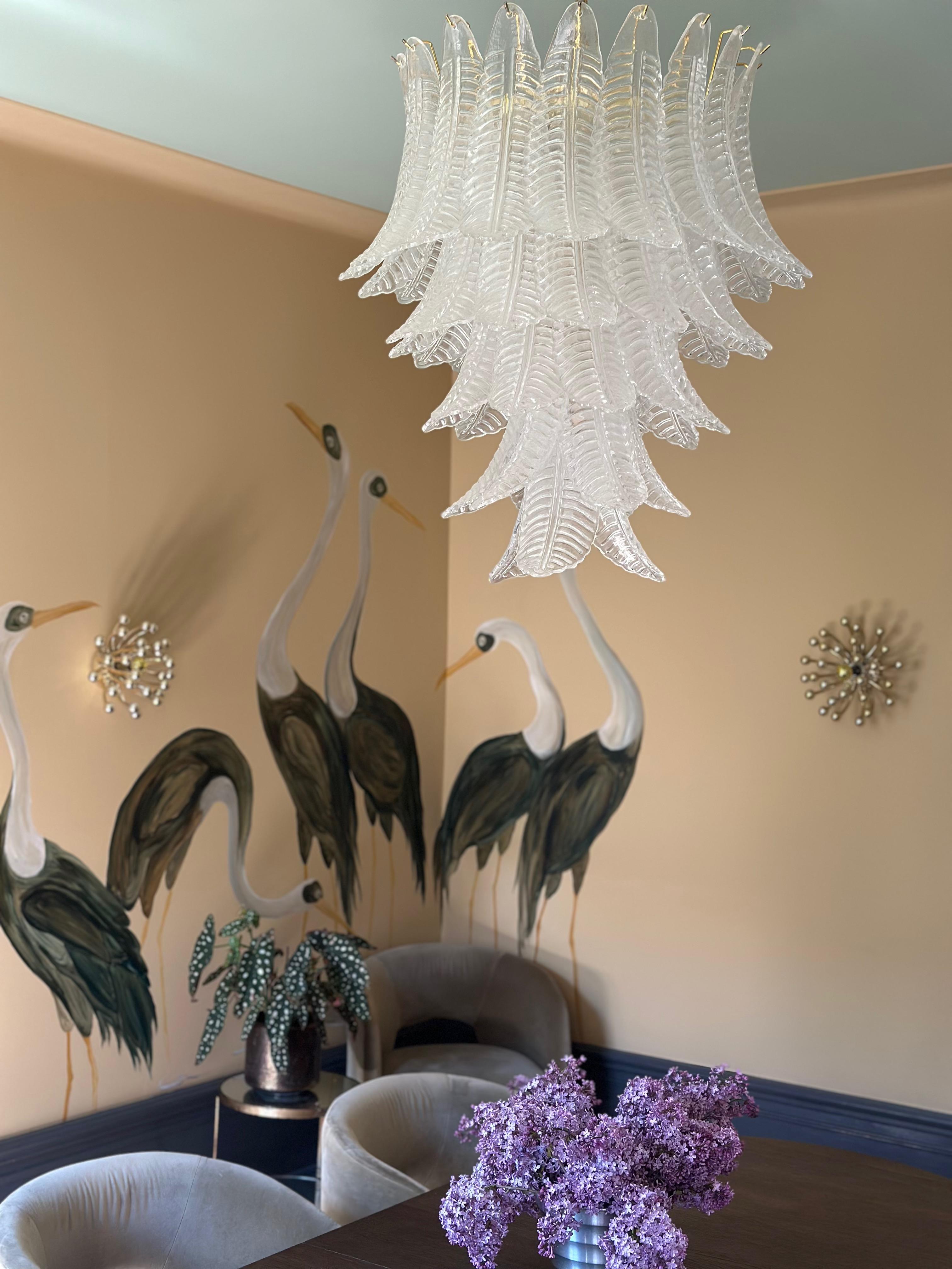 Laiton Ensemble de 3 grands lustres de Murano audacieux avec prismes en verre de cuir et structure en laiton en vente