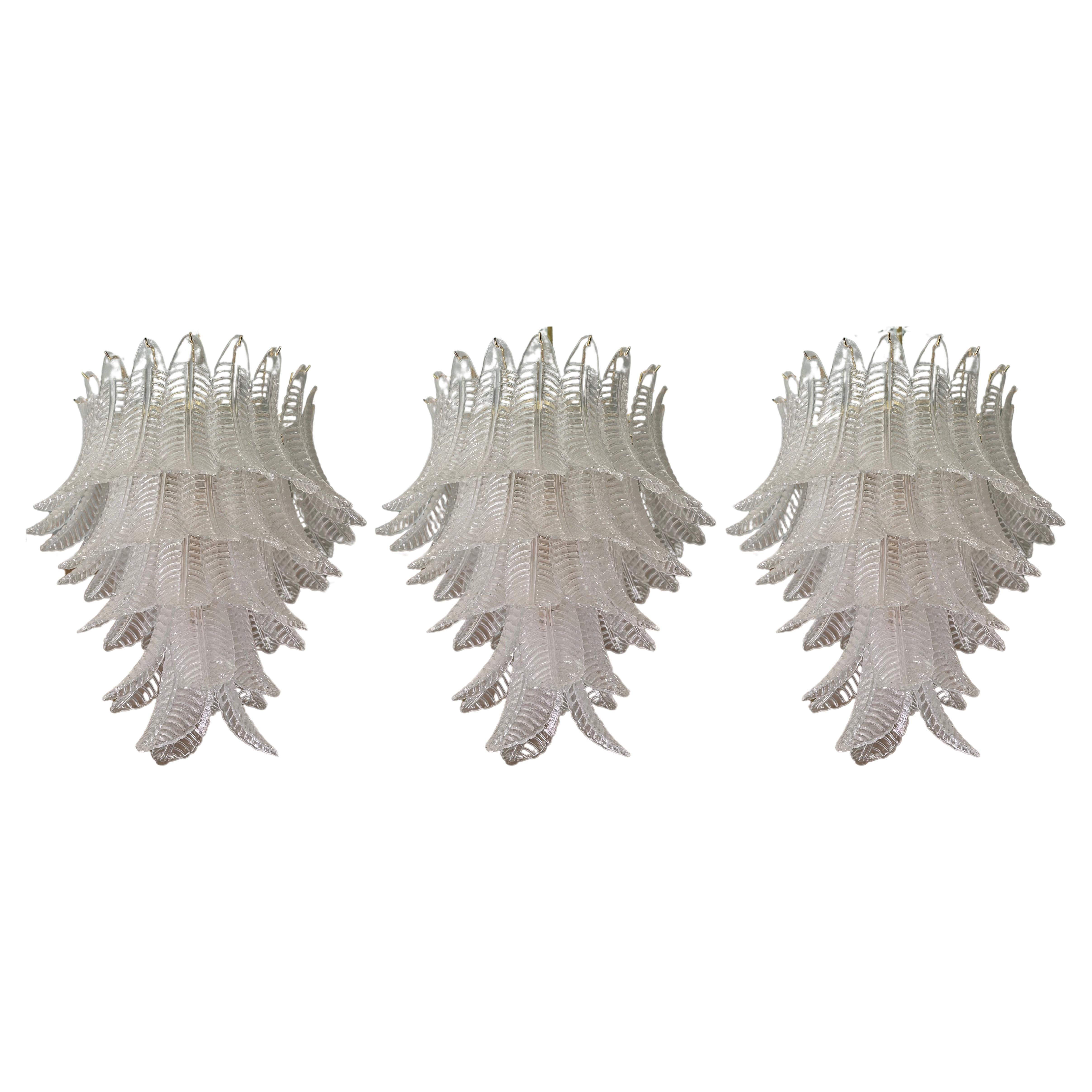 Ensemble de 3 grands lustres de Murano audacieux avec prismes en verre de cuir et structure en laiton en vente