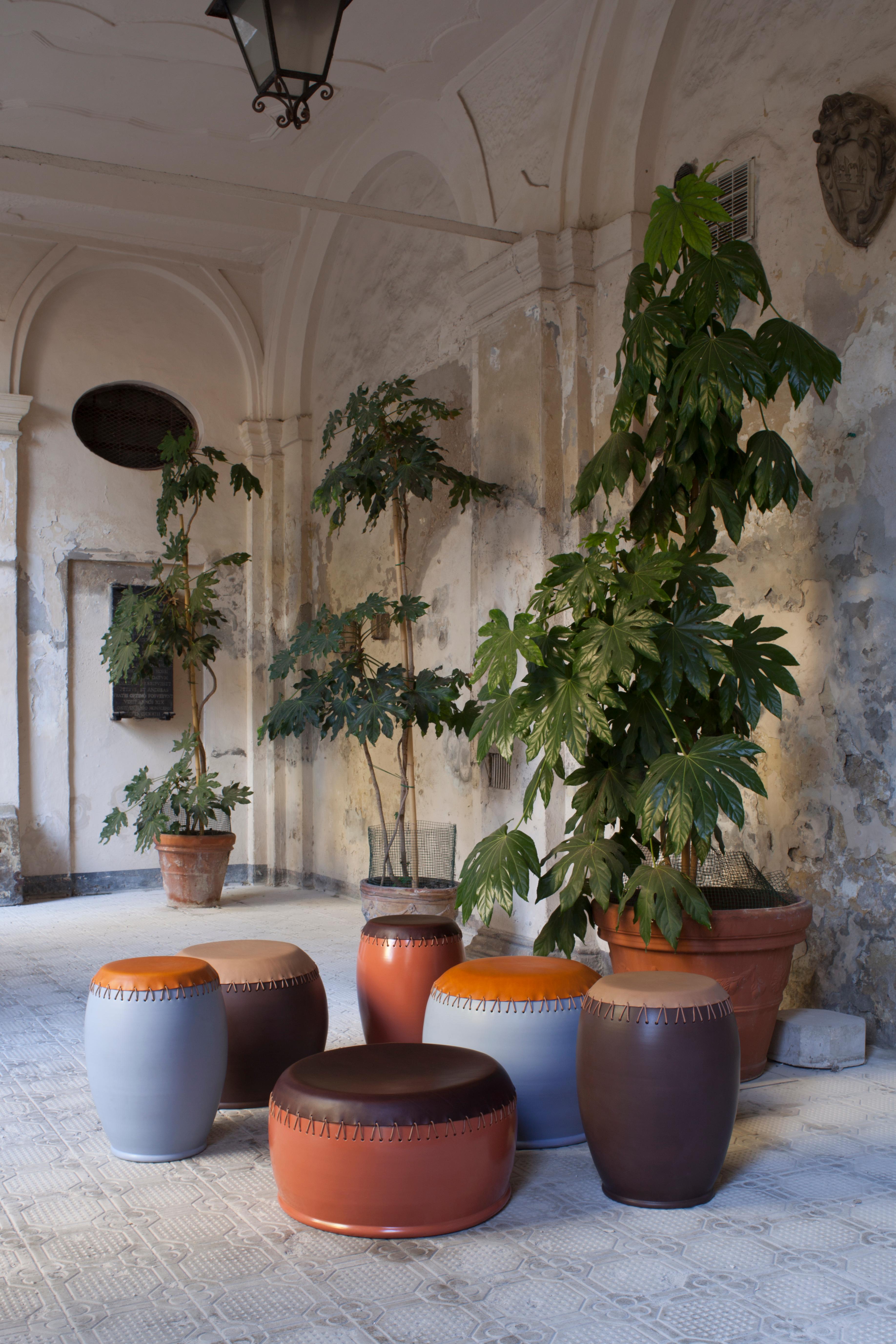 Moderne Ensemble de 3 tables d'appoint en cuir Bombo de Nestor Perkal en vente