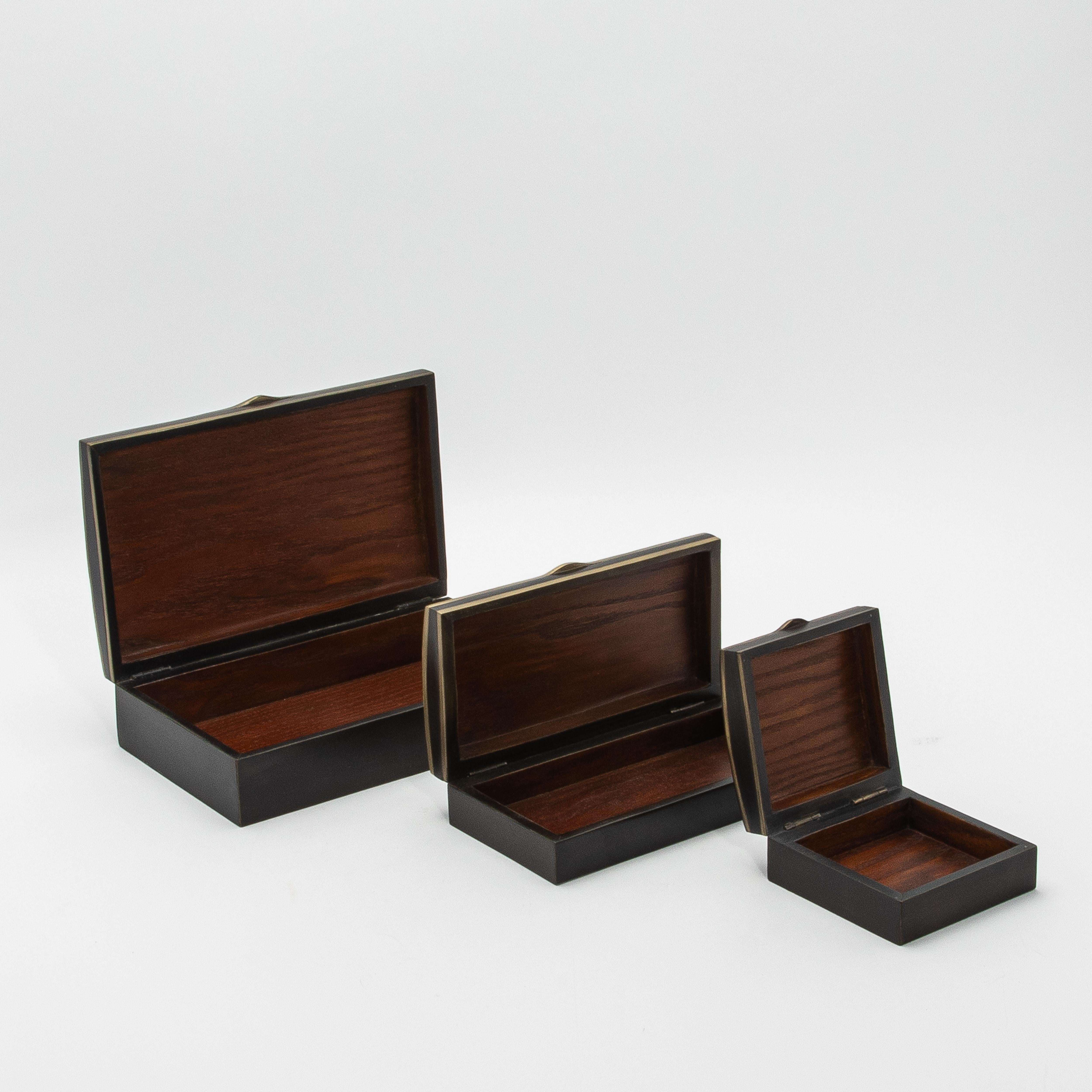 Juego de 3 cajas de roble negro con detalles de latón by R&Y Augousti en venta 2