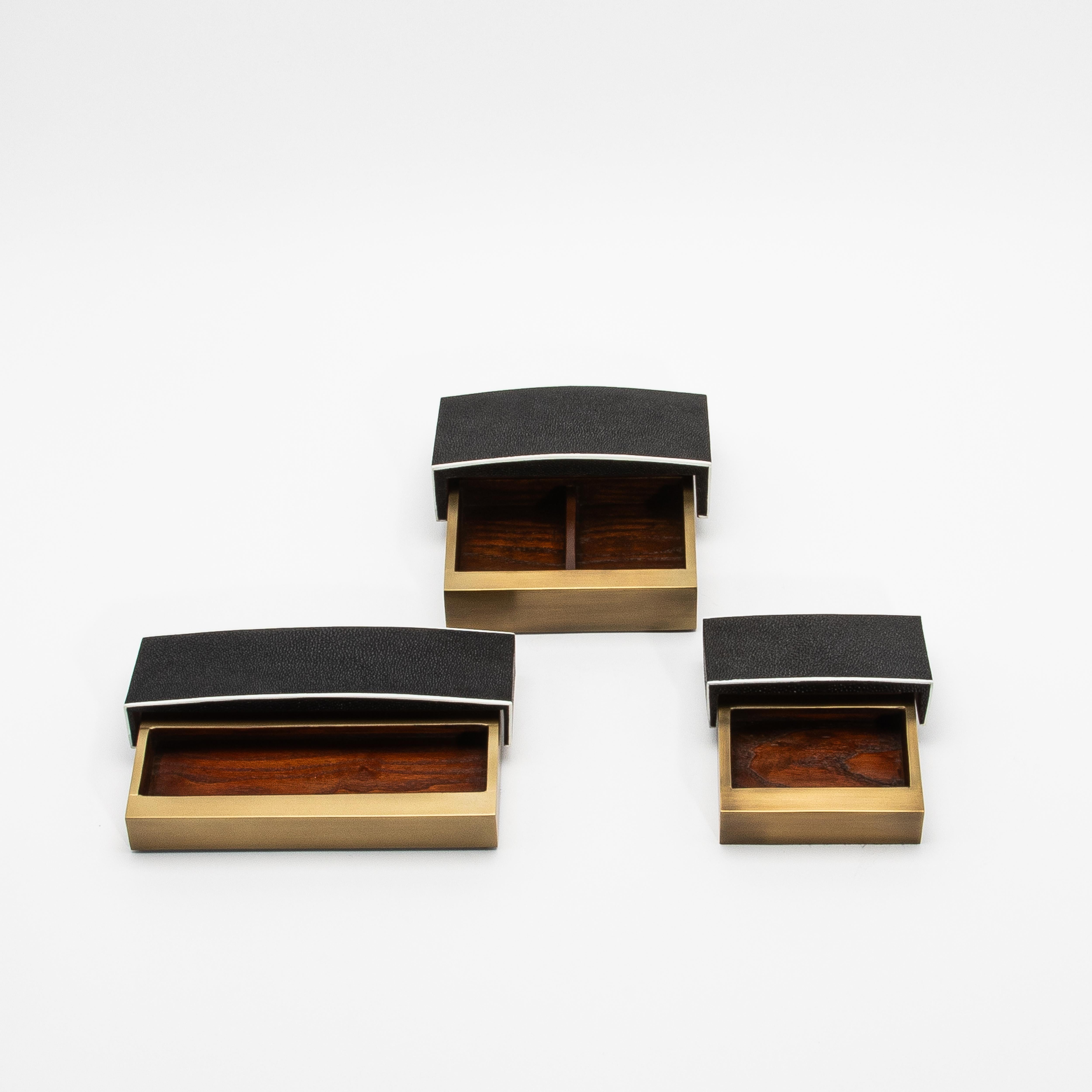 Juego de 3 cajas de piel de zapa negra y latón patinado bronce by R&Y Augousti Art Decó en venta