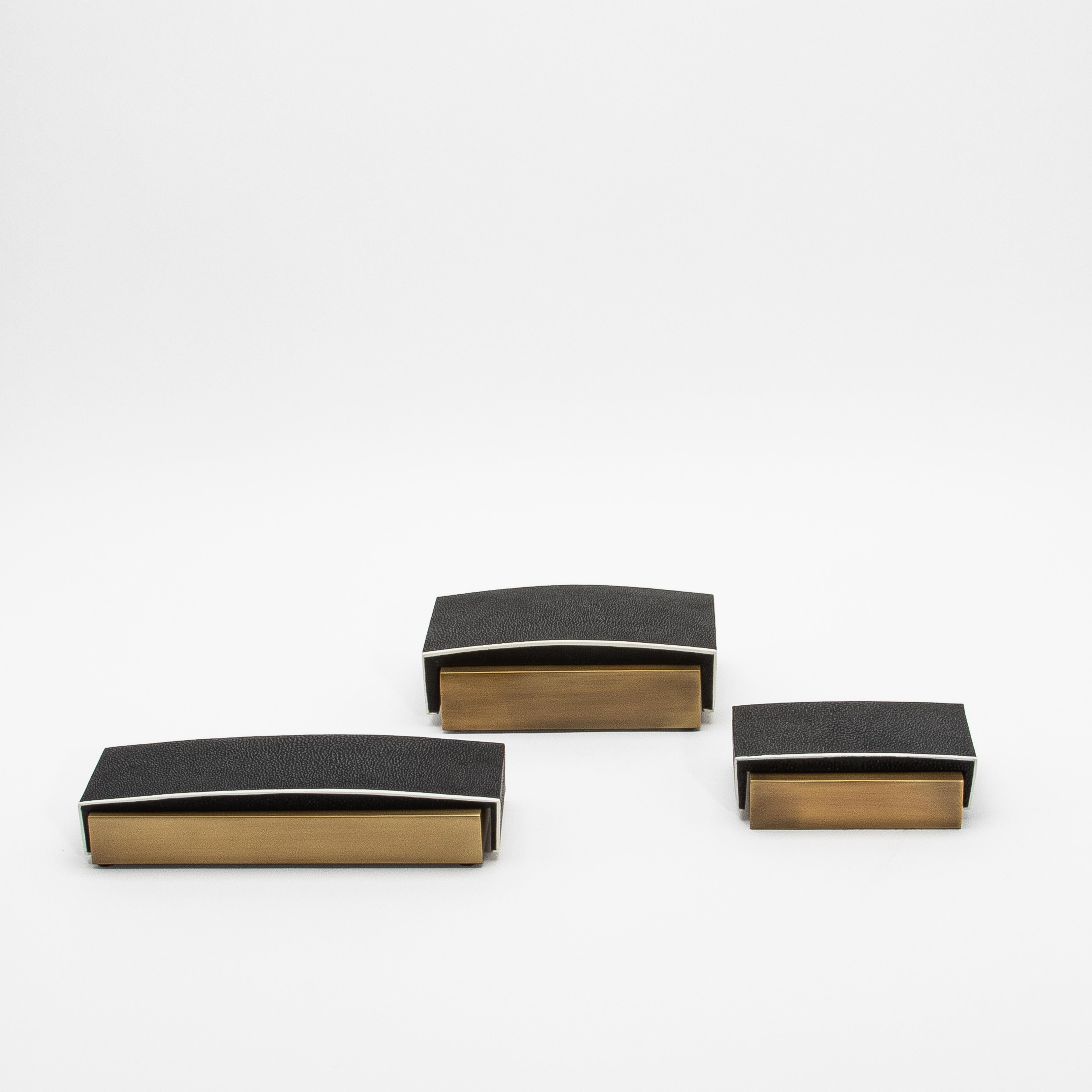 Juego de 3 cajas de piel de zapa negra y latón patinado bronce by R&Y Augousti Filipino en venta