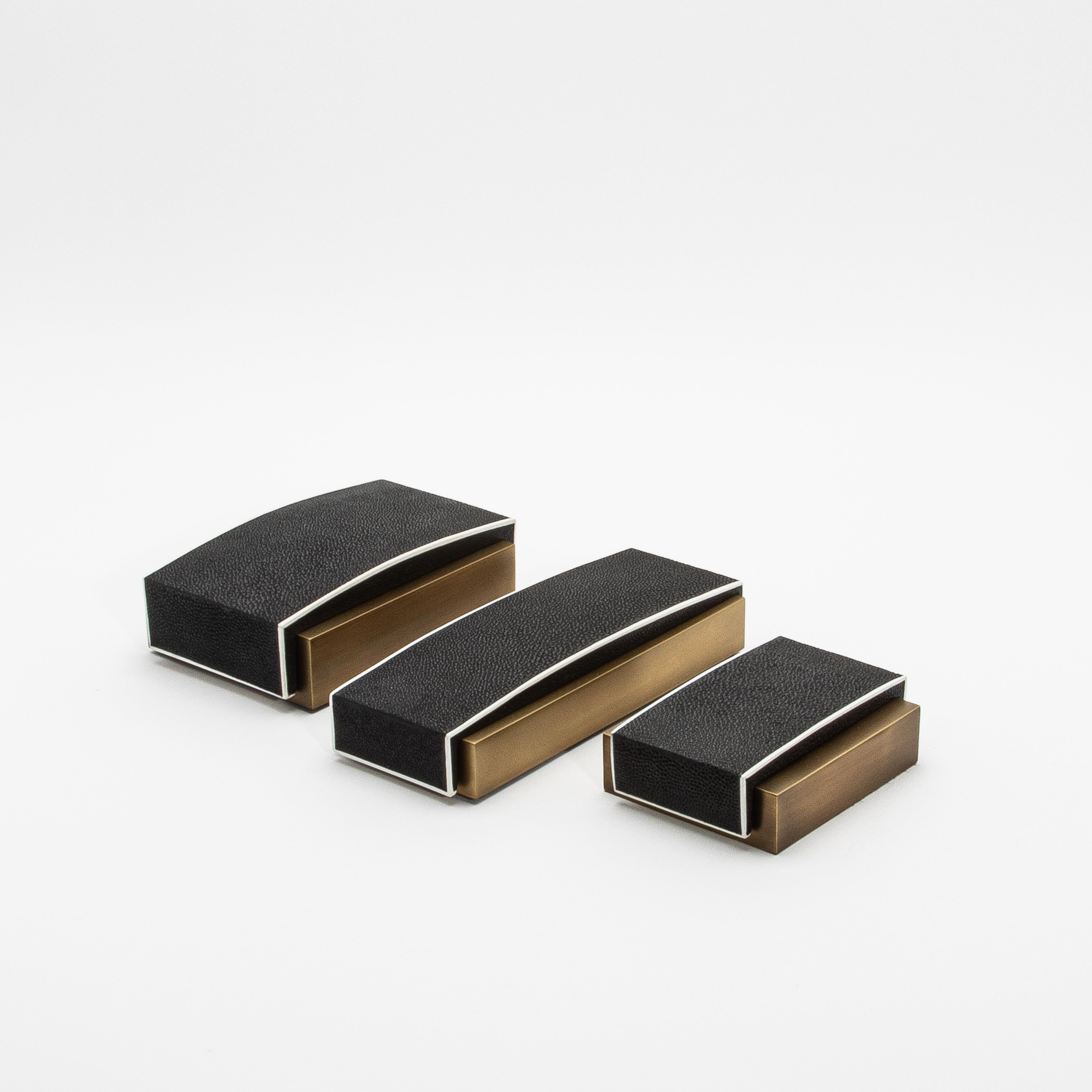 Juego de 3 cajas de piel de zapa negra y latón patinado bronce by R&Y Augousti Hecho a mano en venta