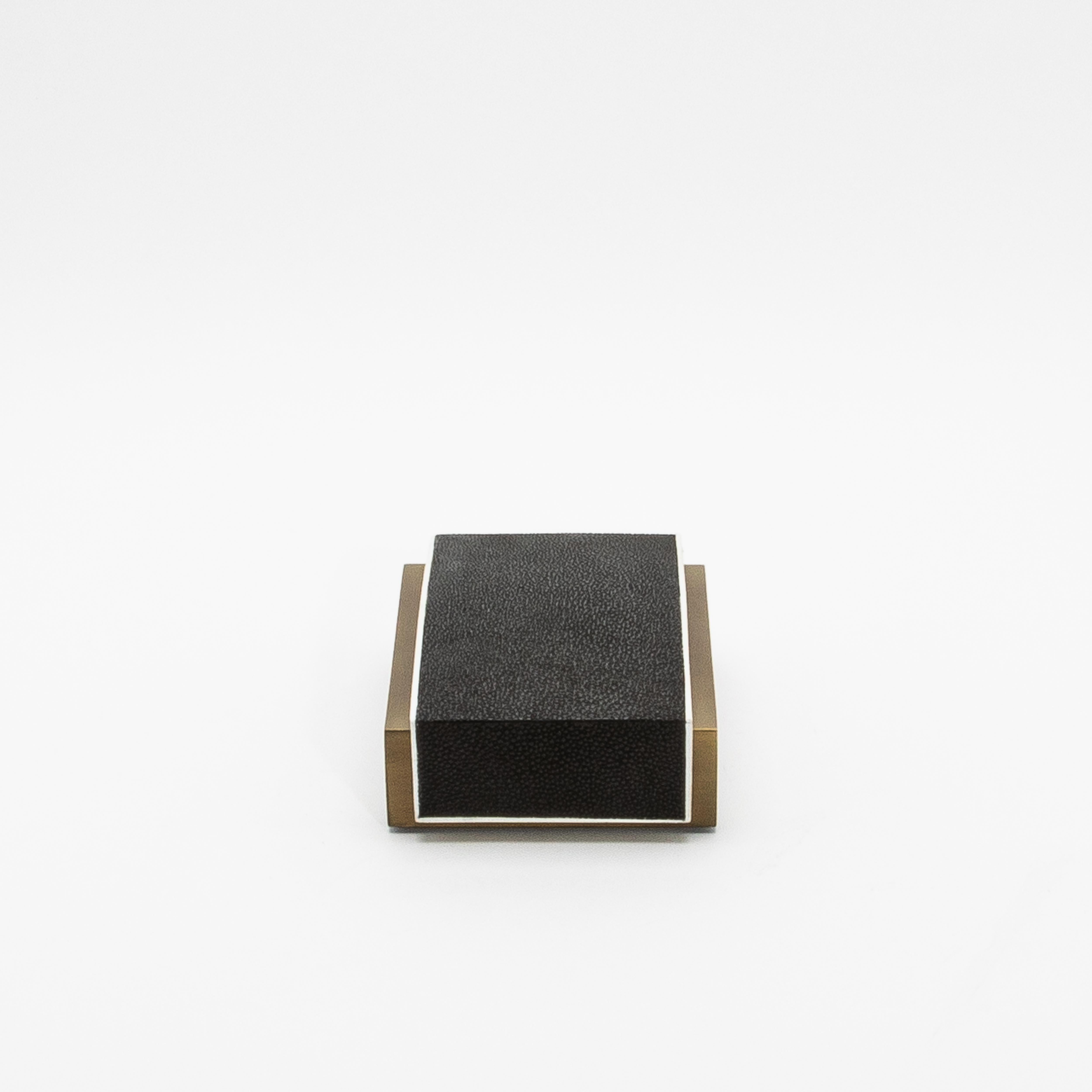 Juego de 3 cajas de piel de zapa negra y latón patinado bronce by R&Y Augousti Latón en venta
