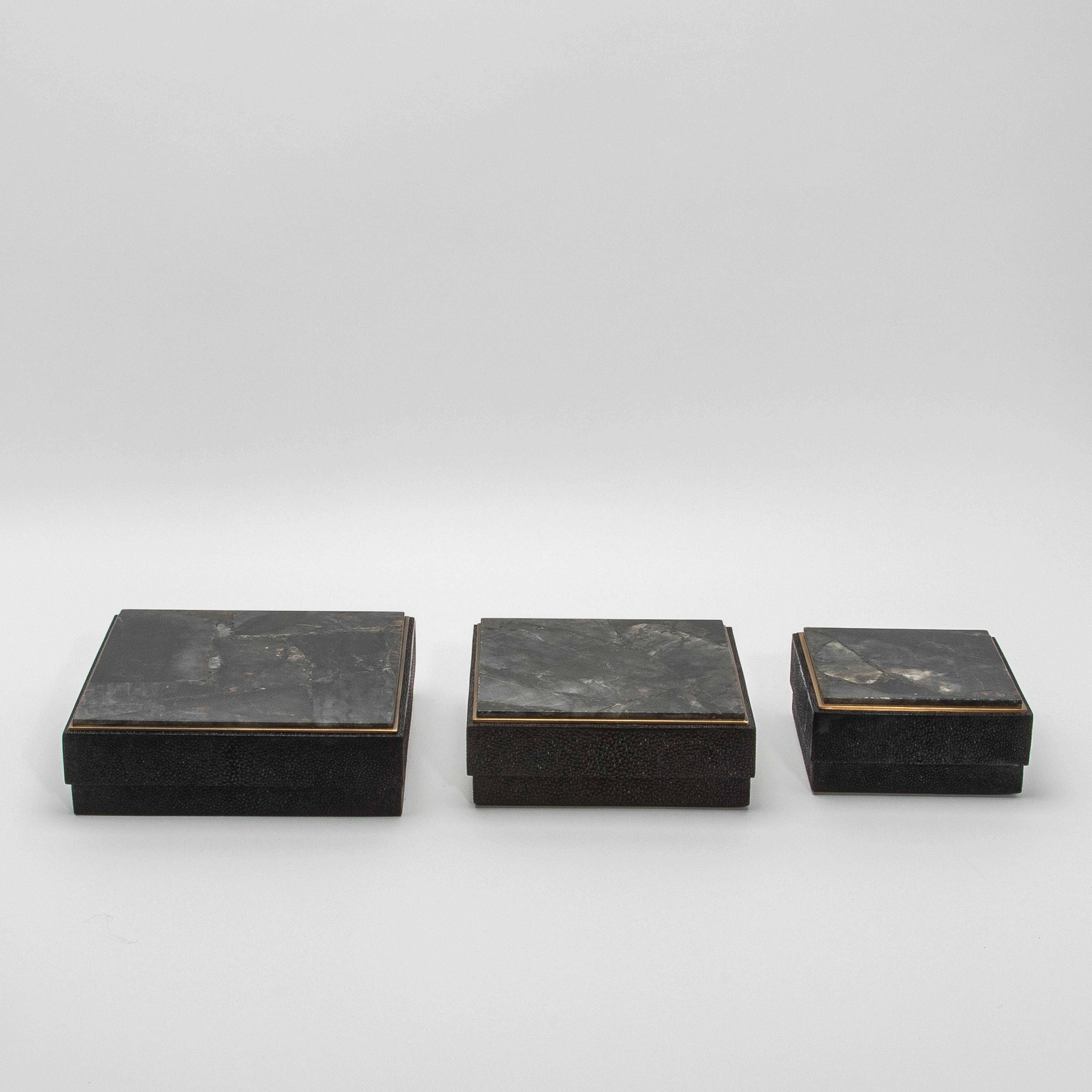 Juego de 3 cajas de piel de zapa negra y cuarzo con marco de latón by R&Y Augousti Art Decó en venta