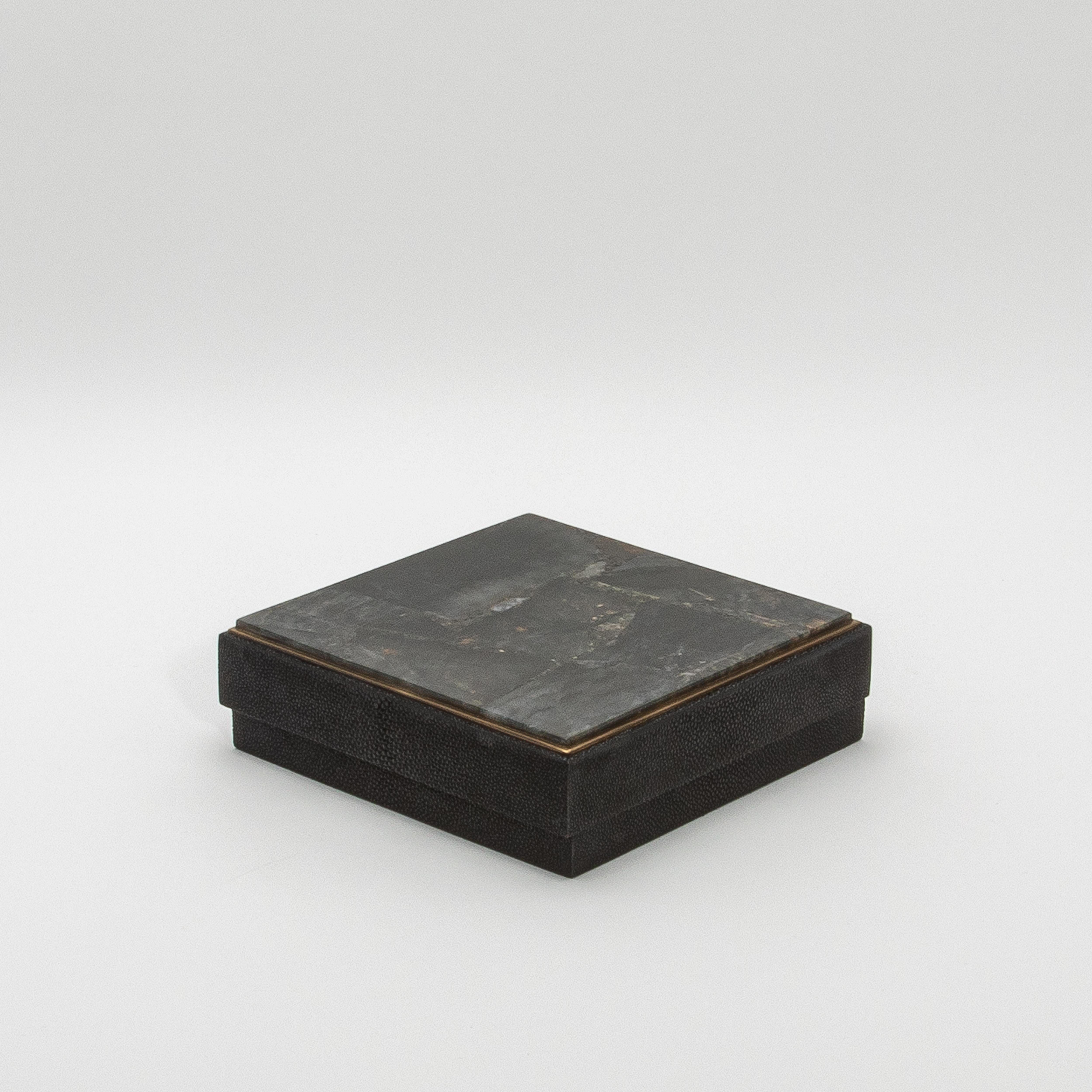 Juego de 3 cajas de piel de zapa negra y cuarzo con marco de latón by R&Y Augousti Hecho a mano en venta