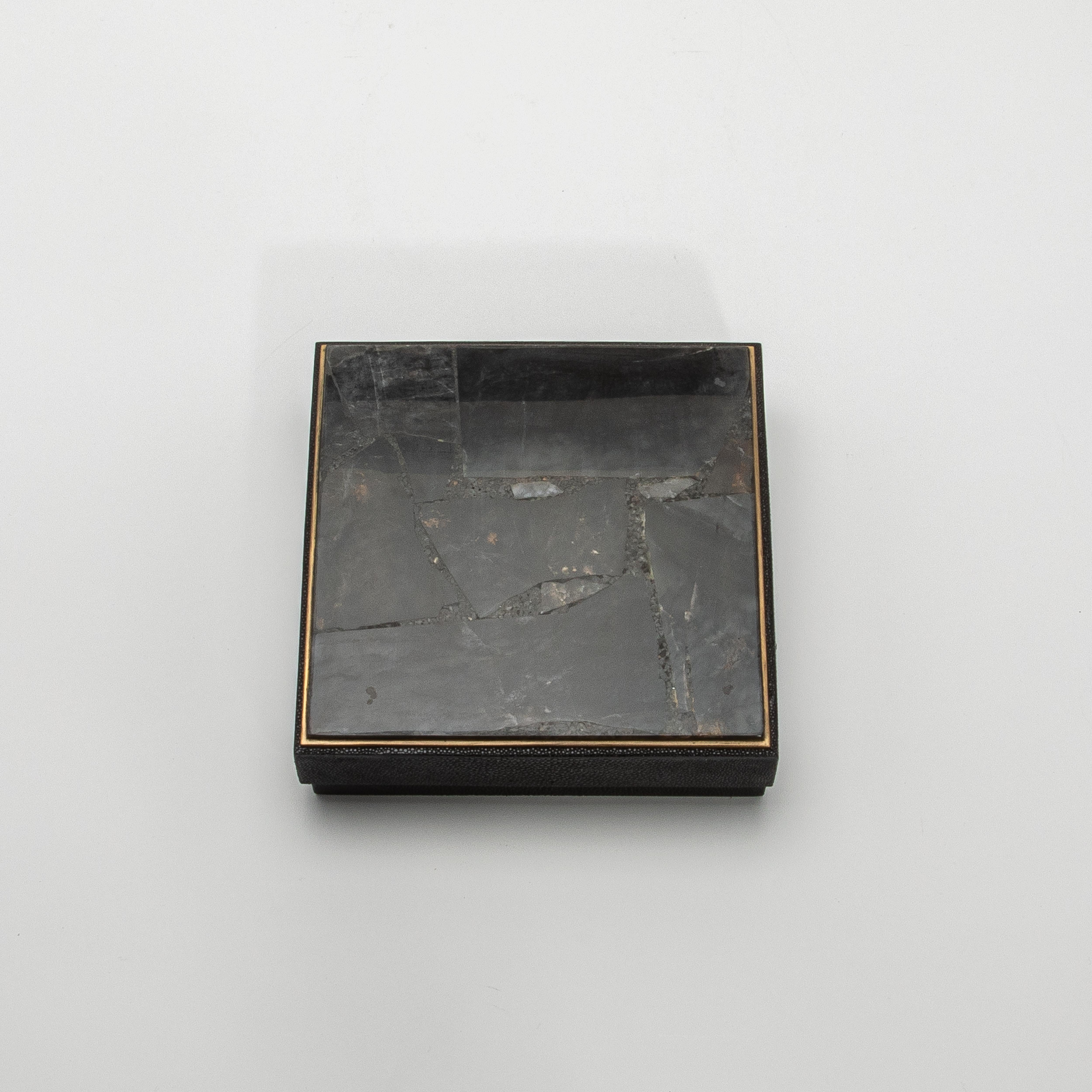 Juego de 3 cajas de piel de zapa negra y cuarzo con marco de latón by R&Y Augousti Siglo XXI y contemporáneo en venta