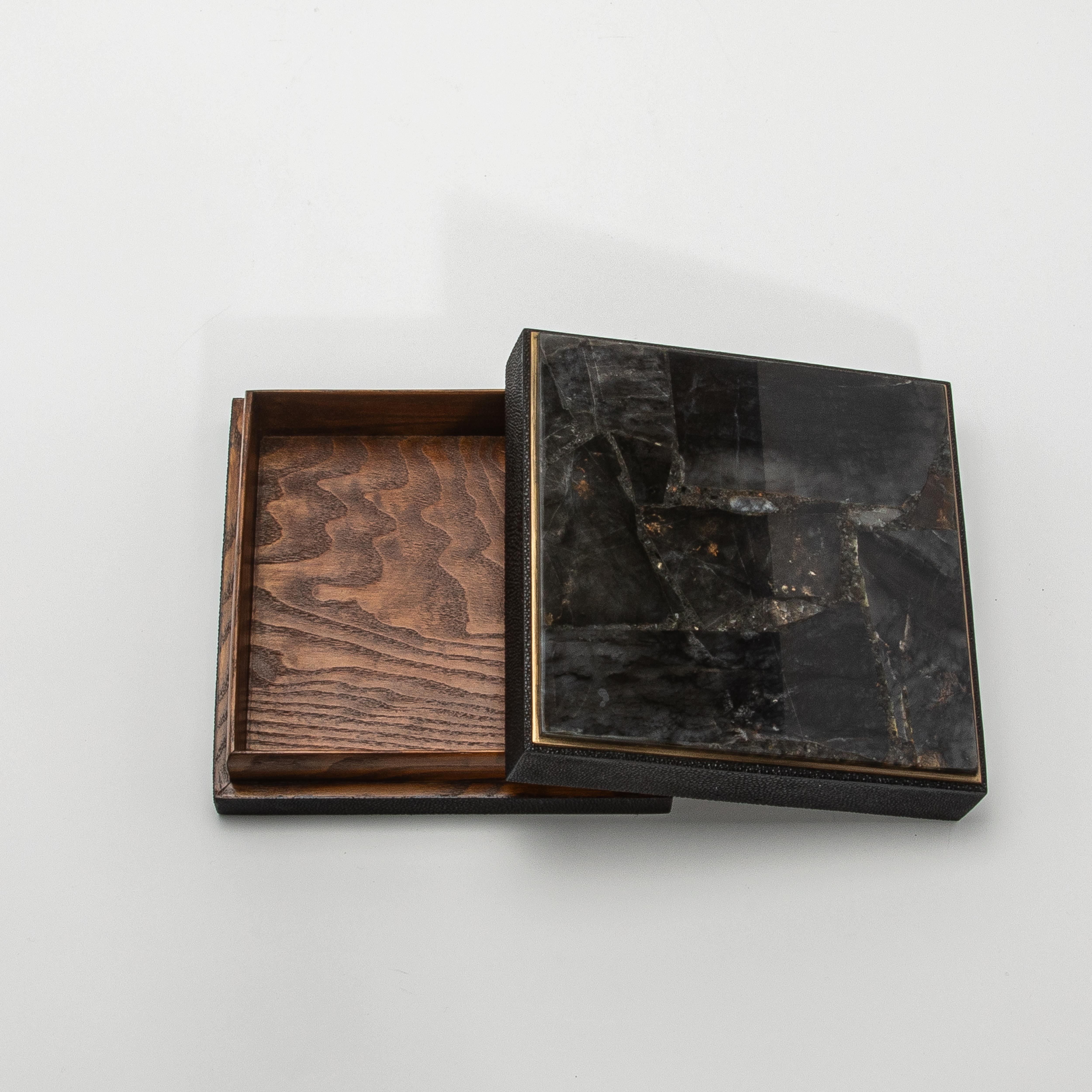 Juego de 3 cajas de piel de zapa negra y cuarzo con marco de latón by R&Y Augousti Latón en venta