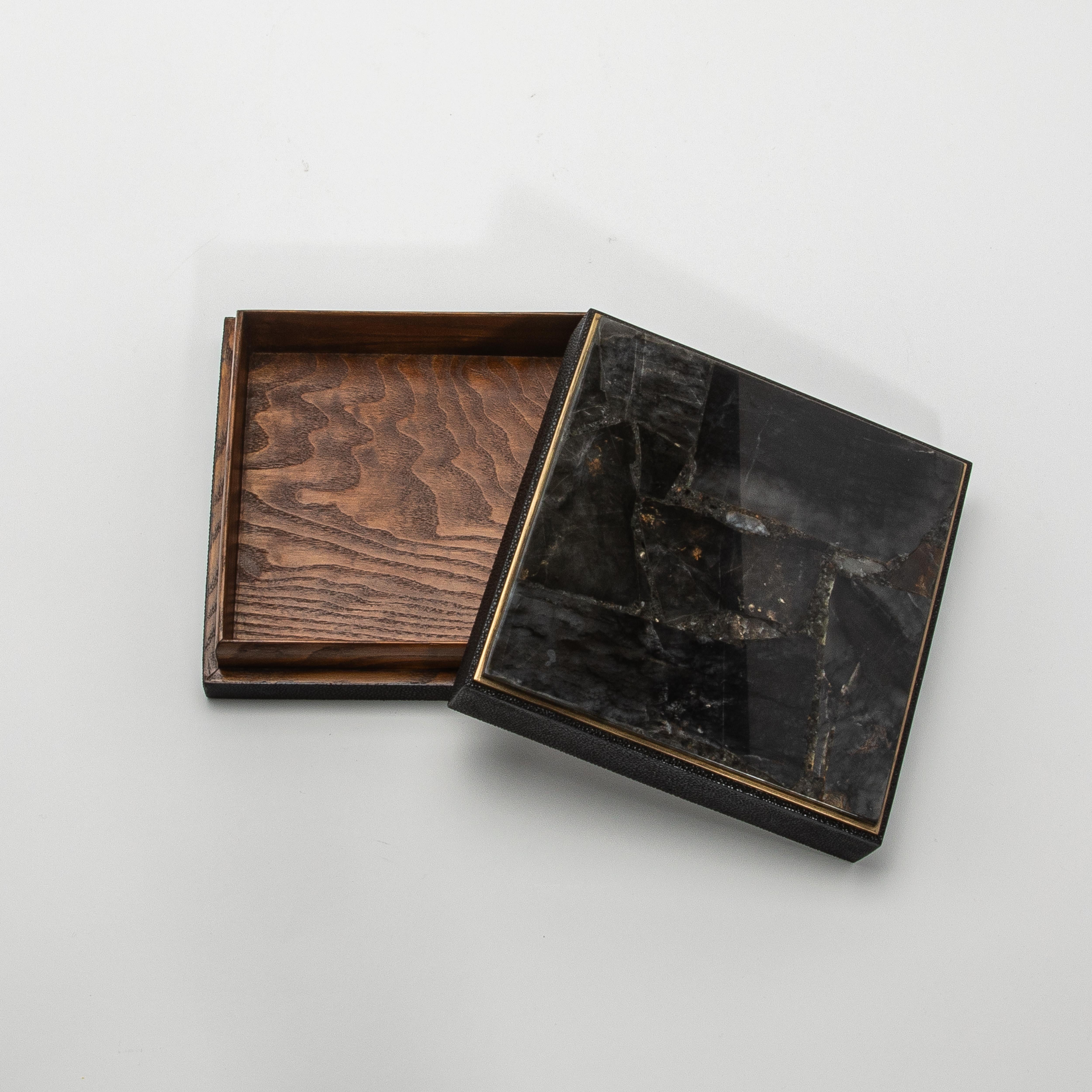 Juego de 3 cajas de piel de zapa negra y cuarzo con marco de latón by R&Y Augousti en venta 1