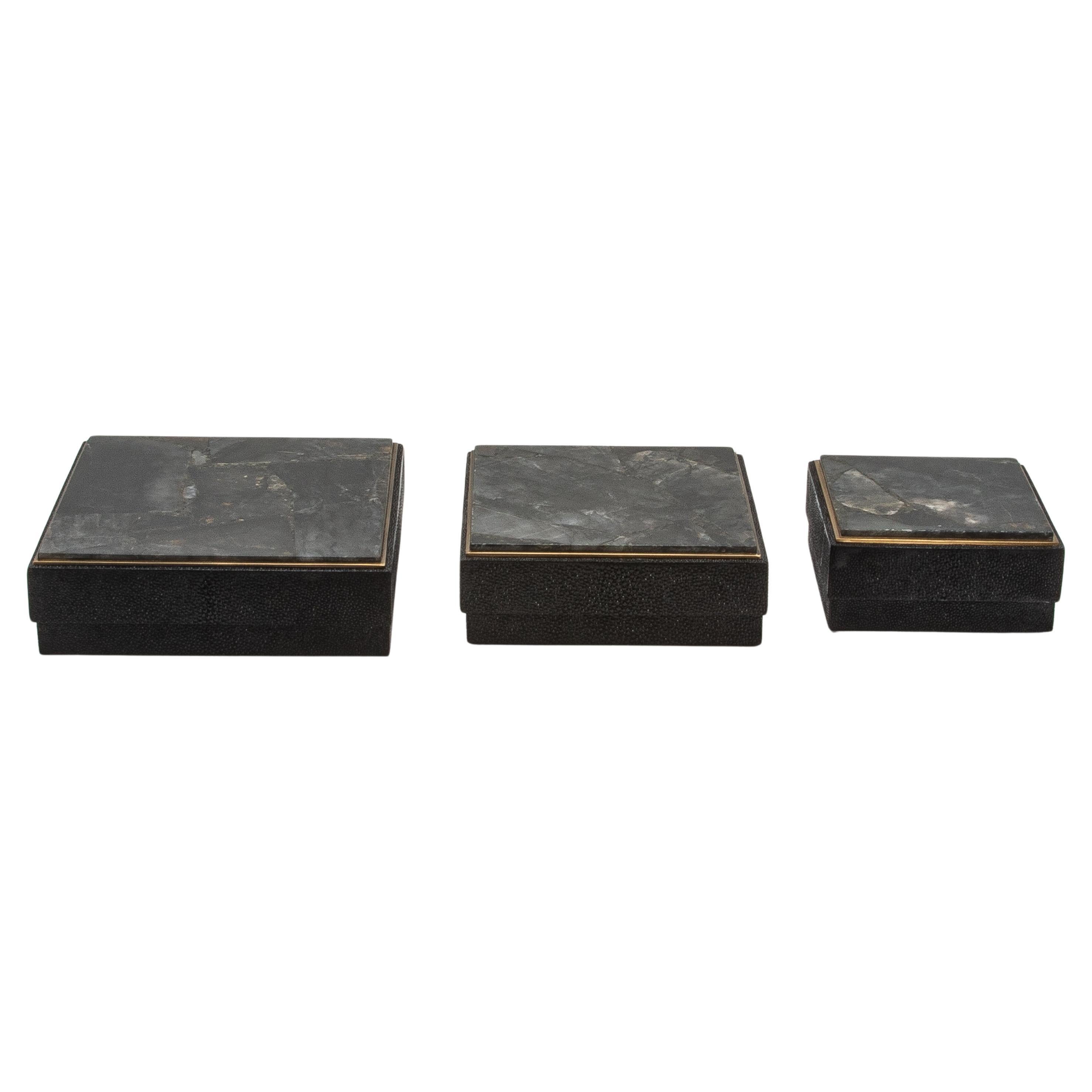 Juego de 3 cajas de piel de zapa negra y cuarzo con marco de latón by R&Y Augousti en venta
