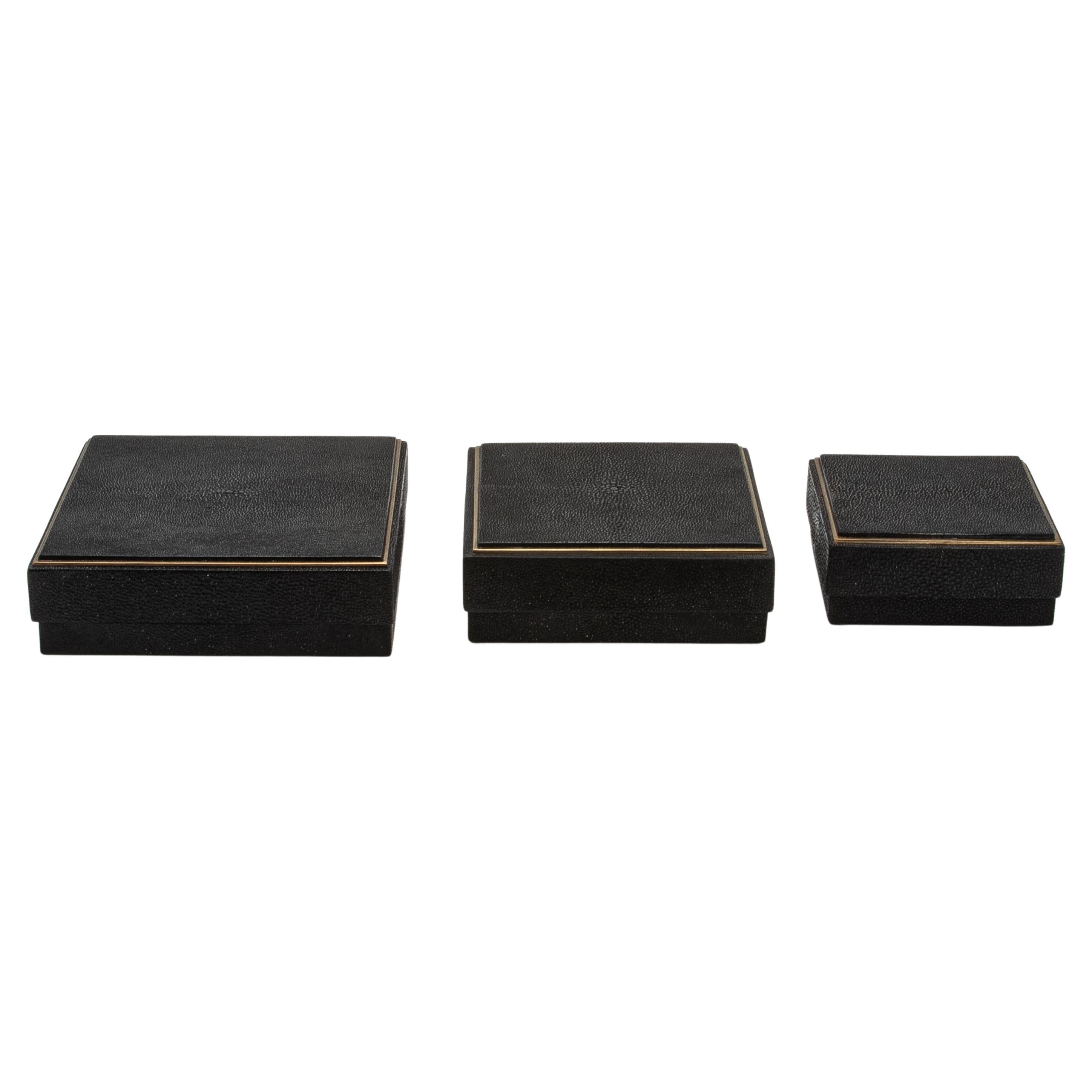 Juego de 3 cajas de piel de zapa negra con marco de latón by R&Y Augousti