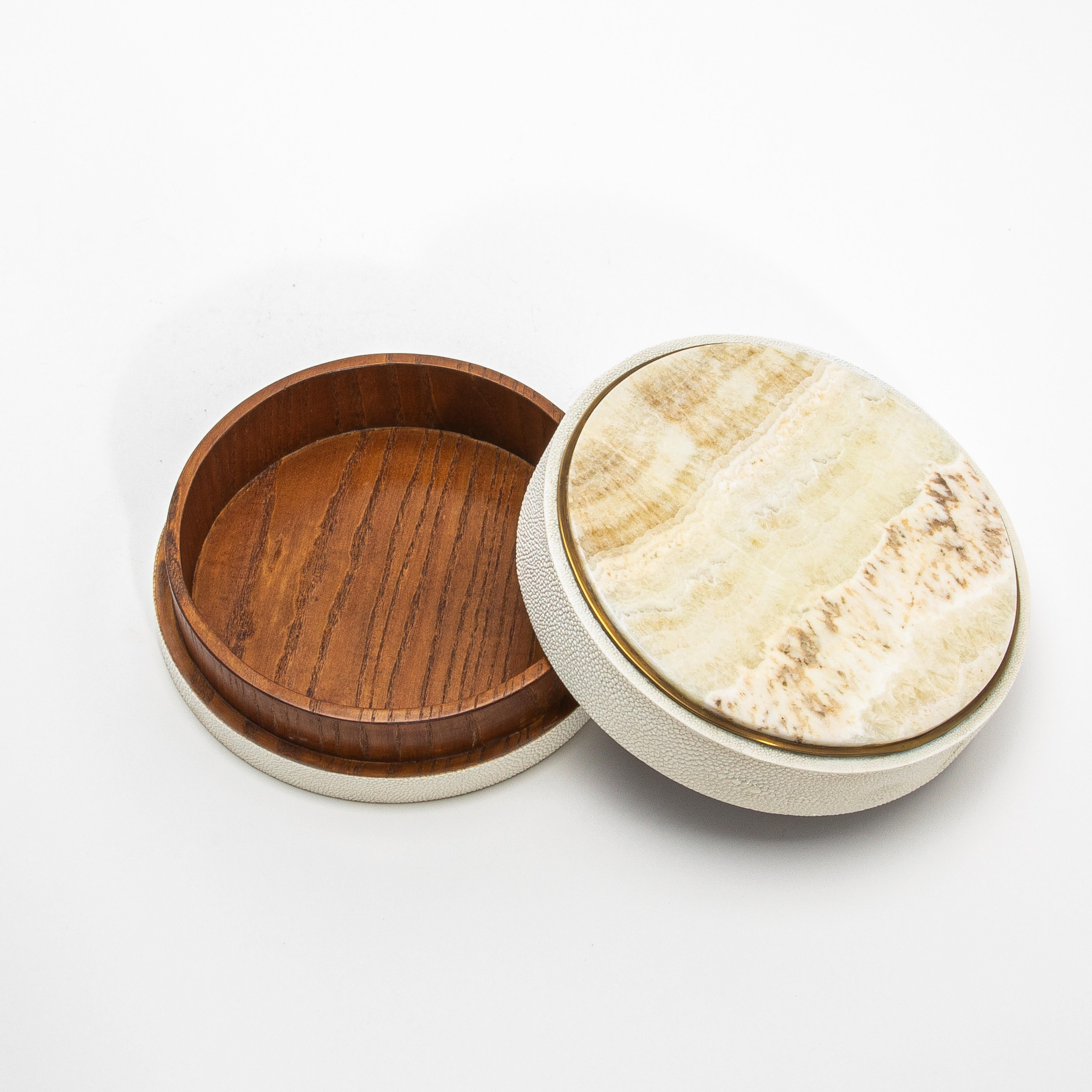 Hand-Crafted Set of 3 Boxes in Cream Shagreen with Onyx and Brass Details by R&Y Augousti For Sale