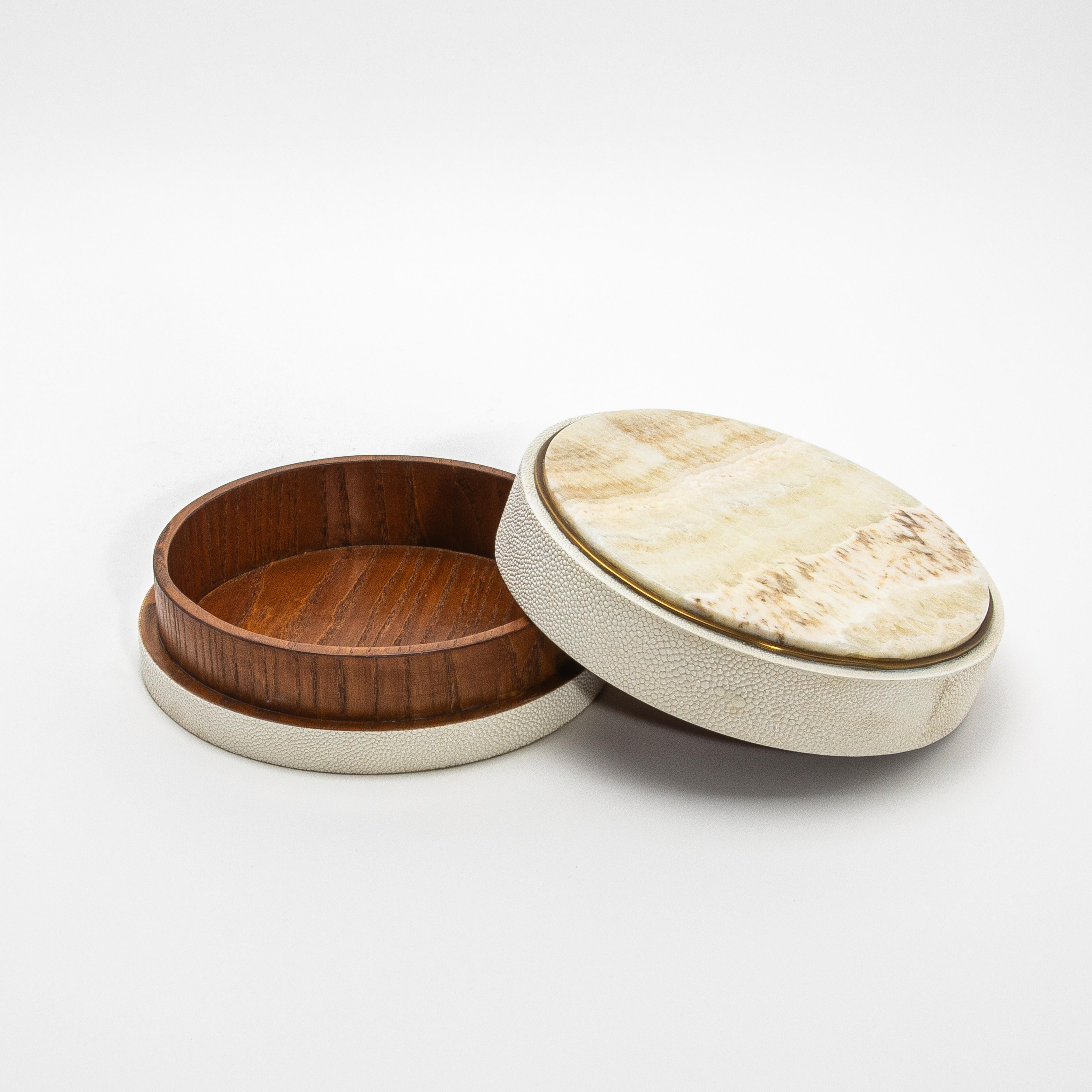 Set of 3 Boxes in Cream Shagreen with Onyx and Brass Details by R&Y Augousti In Excellent Condition For Sale In West Hollywood, CA