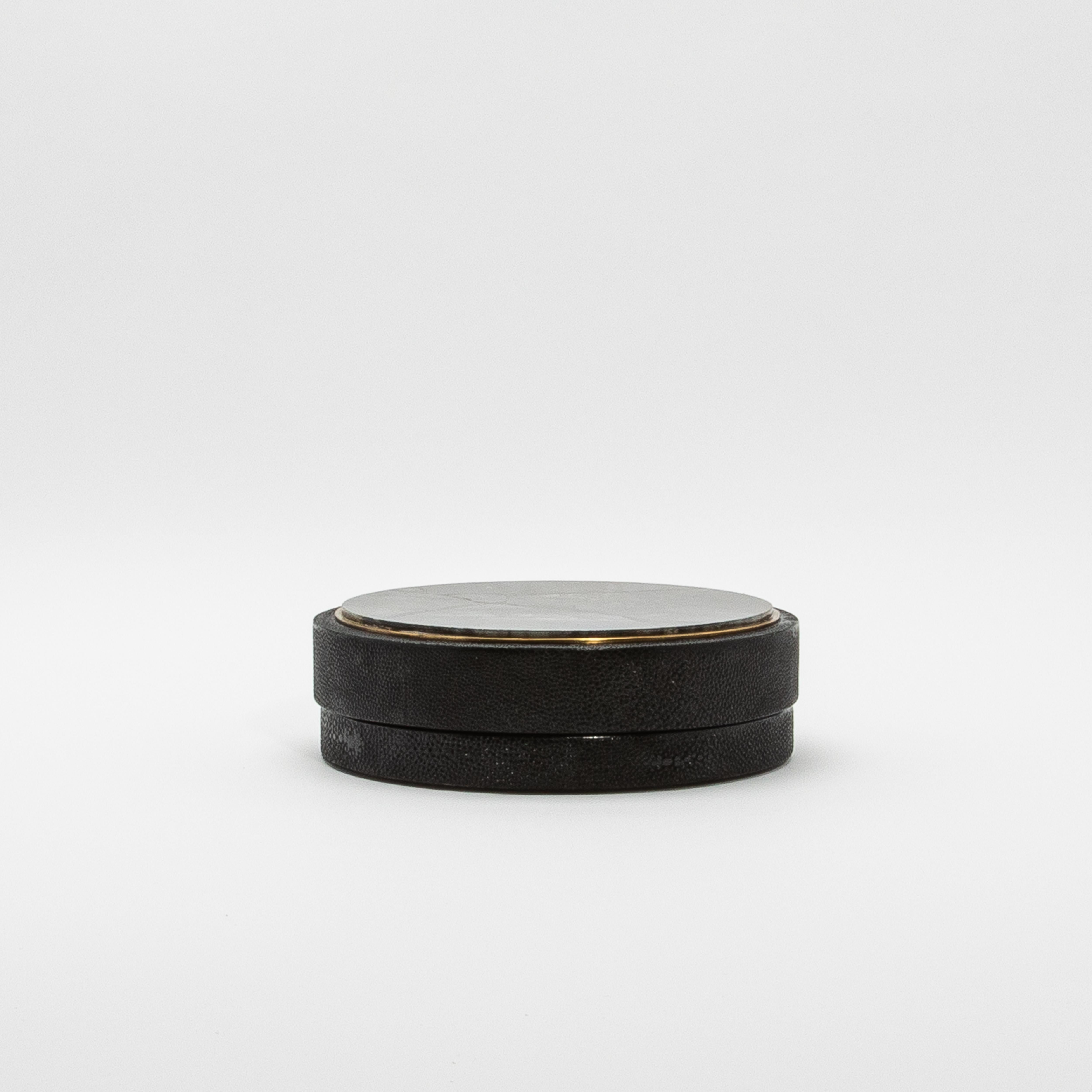 Juego de 3 cajas de piel de zapa y cuarzo negro con marco de latón by R&Y Augousti Hecho a mano en venta